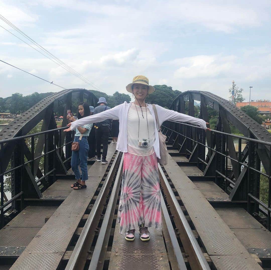 倉本康子さんのインスタグラム写真 - (倉本康子Instagram)「🌟 映画「戦場に架ける橋」の舞台 カンチャナブリ。 小一時間の鉄道の旅。 バンコクはASEANサミットで 厳重な警備ですが カンチャナブリは緩やか。 しばしのんびり乗車。 #カンチャナブリ #戦場に架ける橋 #到着と同時に本降り☔️ #カンチャナブリホンブリ #ヤンチャナブリ」11月3日 13時19分 - yasuko_kuramoto_yakko