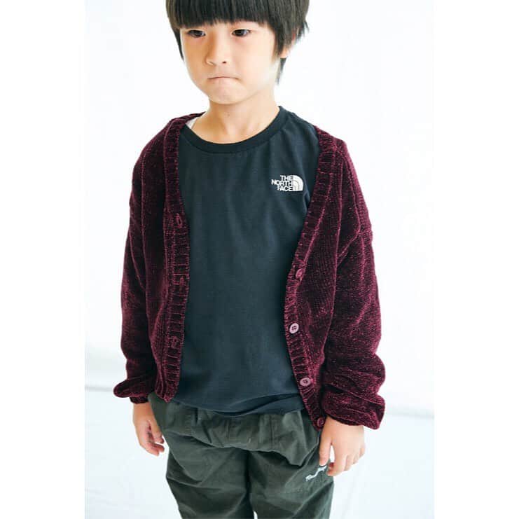 ハグマグ編集部さんのインスタグラム写真 - (ハグマグ編集部Instagram)「【HugMug #SNAP】 小川麻里さん＆しゅんくん・7歳 . ママはオレンジブラウンのシャツを主役に暖色系で統一。キッズはブラックを中心にまとめてそれぞれワントーンを意識。 . ［mama］ Shirt：#ungrid Tops：#MAJESTICLEGON Pants：#LAKOLE Earrings：#adametrope Bag：#mercuryduo Sandals：#kastane . ［boy］ Cardigan：#FreaksStore T-shirt：#thenorthface Pants：#RADCHAP Sneakers：#瞬足 #GLOBALWORK . . 詳しいコーディネートは、プロフィールから「mercidays by HugMug」をCHECK！ . #親子スナップ #hugmug#ハグマグ #親子雑誌 #ママ雑誌#mamacofashionsnap #ママファッション #ママコーデ #ママコーディネート #親子コーデ #おやこーで #リンクコーデ #親子リンクコーデ #大人カジュアル #kidsfashion #キッズコーデ」11月3日 13時13分 - hugmug_insta