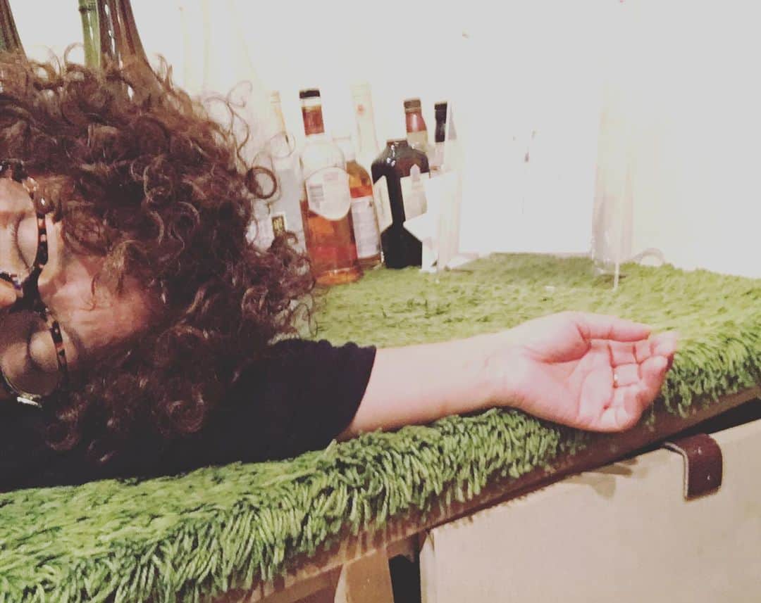 のインスタグラム：「こうみえてもフランス語の先生をしています。  どうみてもみえませんけど。  #にゃんフラの休憩時に酒と寝る教師　#酒は呑んでいません」