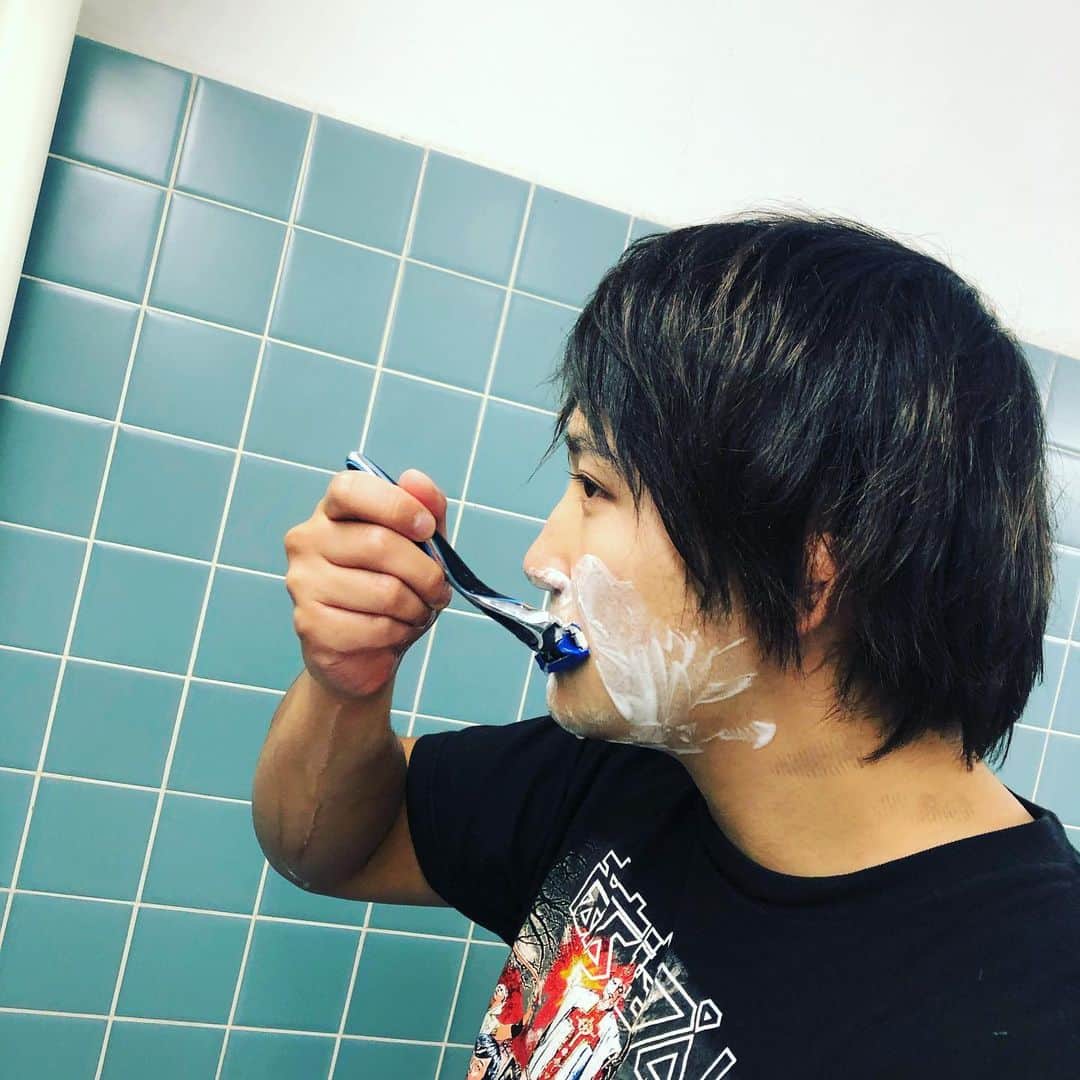 兵頭彰さんのインスタグラム写真 - (兵頭彰Instagram)「髭剃っててもいけめん でも怒ってる  #ひげ #ユウキ #怒り」11月3日 13時21分 - hyodo_bjw