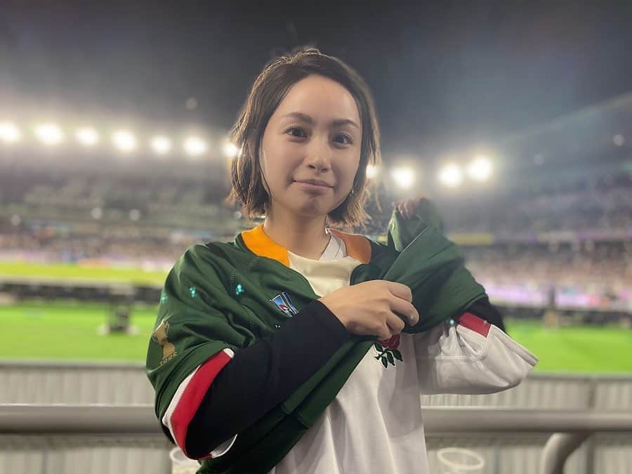 のインスタグラム：「昨日の#rwc2019 決勝🏆 実は南アフリカ🇿🇦の下にイングランド🏴󠁧󠁢󠁥󠁮󠁧󠁿を着てました🤣✨✨ ・ ・ スワイプしてお楽しみください ・ ・ どうだい？ 準備がいいだろ🤣？ ・ ・ #southafrica #ingland  #rugby #rugbyworldcup  #寺田有希 #teradayuki」