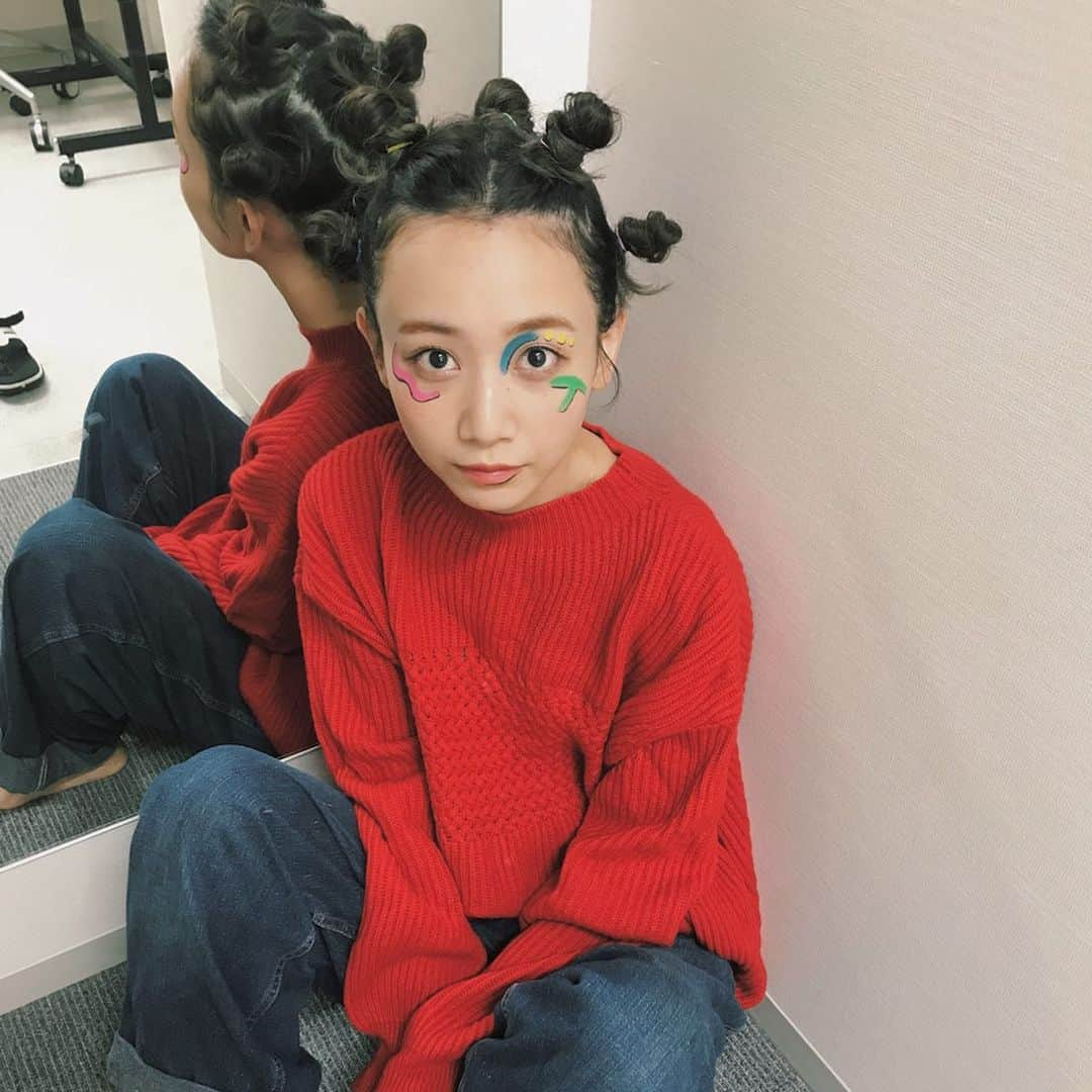 三戸なつめさんのインスタグラム写真 - (三戸なつめInstagram)「今月号の@moremagjp の連載での可愛いヘアメイク❤️ MITOって描いてあるんだよー！ @youca1220 いつもありがとうー☺️ 今回の文房具は物作りが好きな方にはぜひ見てほしいやつ🧚‍♀️ #mito_natsume」11月3日 13時29分 - mito_natsume