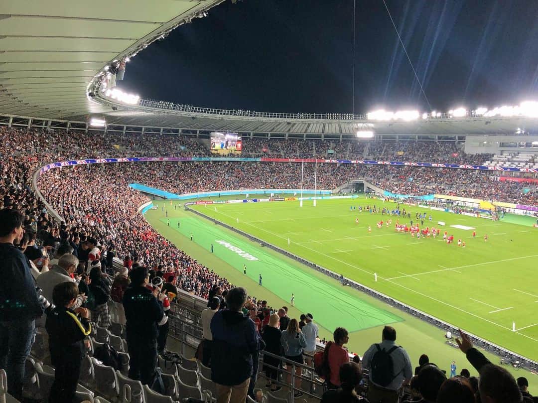 佐々木瞳さんのインスタグラム写真 - (佐々木瞳Instagram)「【念願のスタジアムで🏟】 ・ とうとうラグビーW杯、決勝戦が昨夜行われましたね🏉✨ そして、12対32で南アフリカの勝利🥇 本当に素晴らしい試合でした😭✨ 感動をありがとうございました‼️ ・ その前日の3位決定戦 ニュージーランド対ウェールズ🇳🇿🏴󠁧󠁢󠁷󠁬󠁳󠁿 実は、念願叶って、東京スタジアムで観ることが出来たんです😭✨ ・ ニュージーランドのハカ。その勇ましい姿を実際に観ることが出来て、試合前から涙腺が緩む私。その選手たちに合わせ、恐らくオールブラックスのサポーターたちも一緒にハカを行い、会場中に声と体を叩く音が響き渡っていました🙌✨ ・ 準決勝のイングランド戦で、まさかの敗者となったニュージーランド。その結果、地元紙の一面が真っ黒に塗りつぶされて、中央の白抜きで「オールブラックスのW杯は終わった。もし、もっと読みたければスポーツ面へ」というニュースを知り、衝撃！！‼️ さすがラグビー大国。ニュージーランド国民にとって本当にショッキングな結果であったことが伝わってきました。その悔しさをバネに3位決定戦に挑んだニュージーランドと、 方や、南アフリカに接戦の末、あと一歩及ばず敗れたウェールズ。 ・ 過去の成績からしてもニュージ―ランドが優勢だと思ってはいましたが、 やはり！！ニュージーランドは強い！！！😭一時、4点差まで詰め寄られましたが、パスは回るし、素早く相手の間をすり抜けてトライも決めるし、試合後半になればなるほど「さすばオールブラックスだなーやっぱり本当強いなー」と実感する試合でした🤓 個人的には、ウェールズのゴール前での何度も何度も何度も倒されても向かっていく実直なタックルも好きです💕 ・ この日の入場者数は、48,842人。 響き渡る大歓声と勇ましい選手たちのプレイが観られて、最高の時間でした😭✨😭✨😭✨ 試合が終わっても帰りたくなかった笑 ・ そして試合が終われば、ノーサイド👍✨🏉 ということで、可愛い格好をしていた彼らと写真をパチリ📸（最後の写真） ・ 本当に最高の時間でした😭✨ 感動をありがとう🏉✨ #ラグビーワールドカップ2019 #rwc2019 #rwc #ラグビー好きな人と繋がりたい #ラグビー好きと繋がりたい ＃オールブラックス #ラグビーw杯 #ラグビー観戦 #ラグビー女子 #ラグ女 #ラグビー🏈 #アナウンサー #佐々木瞳」11月3日 13時36分 - hitomihappygirl1026