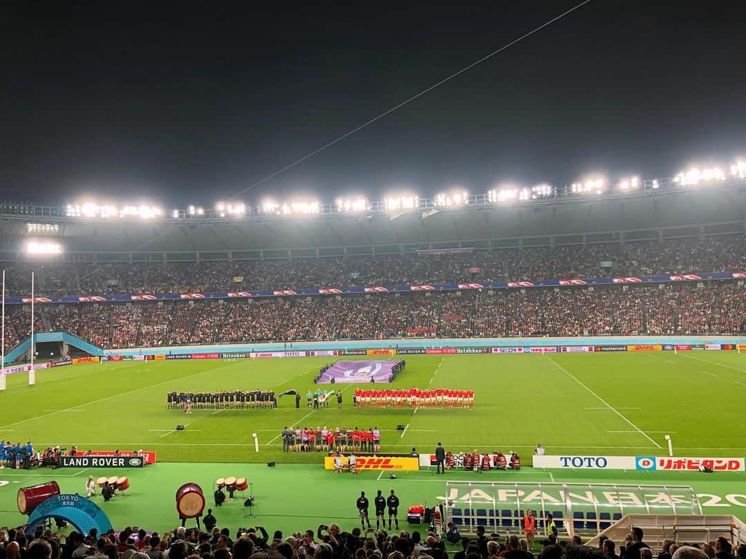 佐々木瞳さんのインスタグラム写真 - (佐々木瞳Instagram)「【念願のスタジアムで🏟】 ・ とうとうラグビーW杯、決勝戦が昨夜行われましたね🏉✨ そして、12対32で南アフリカの勝利🥇 本当に素晴らしい試合でした😭✨ 感動をありがとうございました‼️ ・ その前日の3位決定戦 ニュージーランド対ウェールズ🇳🇿🏴󠁧󠁢󠁷󠁬󠁳󠁿 実は、念願叶って、東京スタジアムで観ることが出来たんです😭✨ ・ ニュージーランドのハカ。その勇ましい姿を実際に観ることが出来て、試合前から涙腺が緩む私。その選手たちに合わせ、恐らくオールブラックスのサポーターたちも一緒にハカを行い、会場中に声と体を叩く音が響き渡っていました🙌✨ ・ 準決勝のイングランド戦で、まさかの敗者となったニュージーランド。その結果、地元紙の一面が真っ黒に塗りつぶされて、中央の白抜きで「オールブラックスのW杯は終わった。もし、もっと読みたければスポーツ面へ」というニュースを知り、衝撃！！‼️ さすがラグビー大国。ニュージーランド国民にとって本当にショッキングな結果であったことが伝わってきました。その悔しさをバネに3位決定戦に挑んだニュージーランドと、 方や、南アフリカに接戦の末、あと一歩及ばず敗れたウェールズ。 ・ 過去の成績からしてもニュージ―ランドが優勢だと思ってはいましたが、 やはり！！ニュージーランドは強い！！！😭一時、4点差まで詰め寄られましたが、パスは回るし、素早く相手の間をすり抜けてトライも決めるし、試合後半になればなるほど「さすばオールブラックスだなーやっぱり本当強いなー」と実感する試合でした🤓 個人的には、ウェールズのゴール前での何度も何度も何度も倒されても向かっていく実直なタックルも好きです💕 ・ この日の入場者数は、48,842人。 響き渡る大歓声と勇ましい選手たちのプレイが観られて、最高の時間でした😭✨😭✨😭✨ 試合が終わっても帰りたくなかった笑 ・ そして試合が終われば、ノーサイド👍✨🏉 ということで、可愛い格好をしていた彼らと写真をパチリ📸（最後の写真） ・ 本当に最高の時間でした😭✨ 感動をありがとう🏉✨ #ラグビーワールドカップ2019 #rwc2019 #rwc #ラグビー好きな人と繋がりたい #ラグビー好きと繋がりたい ＃オールブラックス #ラグビーw杯 #ラグビー観戦 #ラグビー女子 #ラグ女 #ラグビー🏈 #アナウンサー #佐々木瞳」11月3日 13時36分 - hitomihappygirl1026