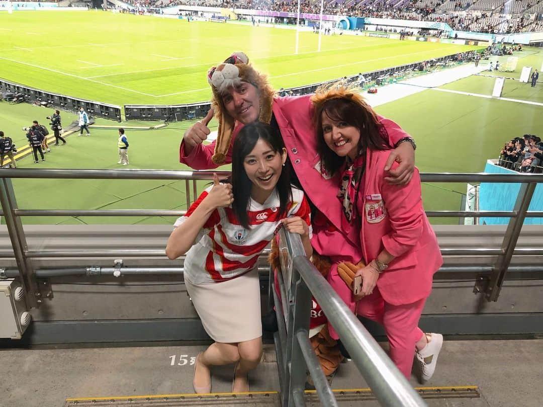 佐々木瞳さんのインスタグラム写真 - (佐々木瞳Instagram)「【念願のスタジアムで🏟】 ・ とうとうラグビーW杯、決勝戦が昨夜行われましたね🏉✨ そして、12対32で南アフリカの勝利🥇 本当に素晴らしい試合でした😭✨ 感動をありがとうございました‼️ ・ その前日の3位決定戦 ニュージーランド対ウェールズ🇳🇿🏴󠁧󠁢󠁷󠁬󠁳󠁿 実は、念願叶って、東京スタジアムで観ることが出来たんです😭✨ ・ ニュージーランドのハカ。その勇ましい姿を実際に観ることが出来て、試合前から涙腺が緩む私。その選手たちに合わせ、恐らくオールブラックスのサポーターたちも一緒にハカを行い、会場中に声と体を叩く音が響き渡っていました🙌✨ ・ 準決勝のイングランド戦で、まさかの敗者となったニュージーランド。その結果、地元紙の一面が真っ黒に塗りつぶされて、中央の白抜きで「オールブラックスのW杯は終わった。もし、もっと読みたければスポーツ面へ」というニュースを知り、衝撃！！‼️ さすがラグビー大国。ニュージーランド国民にとって本当にショッキングな結果であったことが伝わってきました。その悔しさをバネに3位決定戦に挑んだニュージーランドと、 方や、南アフリカに接戦の末、あと一歩及ばず敗れたウェールズ。 ・ 過去の成績からしてもニュージ―ランドが優勢だと思ってはいましたが、 やはり！！ニュージーランドは強い！！！😭一時、4点差まで詰め寄られましたが、パスは回るし、素早く相手の間をすり抜けてトライも決めるし、試合後半になればなるほど「さすばオールブラックスだなーやっぱり本当強いなー」と実感する試合でした🤓 個人的には、ウェールズのゴール前での何度も何度も何度も倒されても向かっていく実直なタックルも好きです💕 ・ この日の入場者数は、48,842人。 響き渡る大歓声と勇ましい選手たちのプレイが観られて、最高の時間でした😭✨😭✨😭✨ 試合が終わっても帰りたくなかった笑 ・ そして試合が終われば、ノーサイド👍✨🏉 ということで、可愛い格好をしていた彼らと写真をパチリ📸（最後の写真） ・ 本当に最高の時間でした😭✨ 感動をありがとう🏉✨ #ラグビーワールドカップ2019 #rwc2019 #rwc #ラグビー好きな人と繋がりたい #ラグビー好きと繋がりたい ＃オールブラックス #ラグビーw杯 #ラグビー観戦 #ラグビー女子 #ラグ女 #ラグビー🏈 #アナウンサー #佐々木瞳」11月3日 13時36分 - hitomihappygirl1026