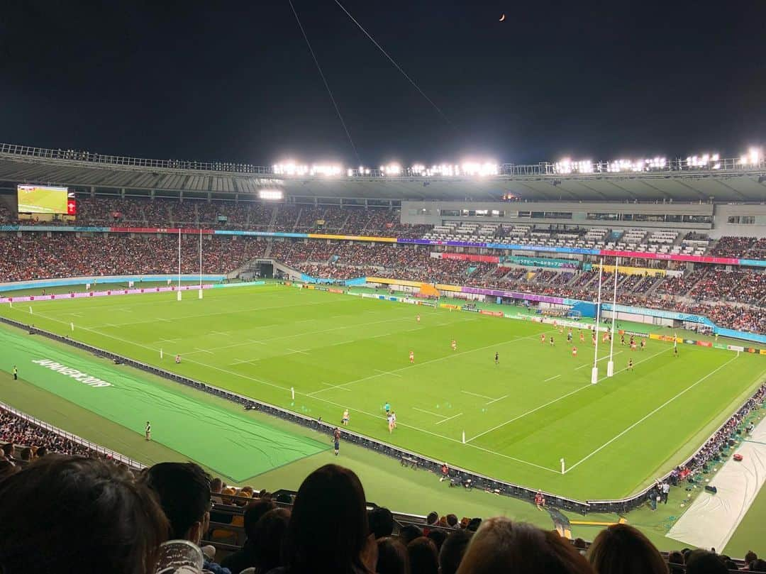 佐々木瞳さんのインスタグラム写真 - (佐々木瞳Instagram)「【念願のスタジアムで🏟】 ・ とうとうラグビーW杯、決勝戦が昨夜行われましたね🏉✨ そして、12対32で南アフリカの勝利🥇 本当に素晴らしい試合でした😭✨ 感動をありがとうございました‼️ ・ その前日の3位決定戦 ニュージーランド対ウェールズ🇳🇿🏴󠁧󠁢󠁷󠁬󠁳󠁿 実は、念願叶って、東京スタジアムで観ることが出来たんです😭✨ ・ ニュージーランドのハカ。その勇ましい姿を実際に観ることが出来て、試合前から涙腺が緩む私。その選手たちに合わせ、恐らくオールブラックスのサポーターたちも一緒にハカを行い、会場中に声と体を叩く音が響き渡っていました🙌✨ ・ 準決勝のイングランド戦で、まさかの敗者となったニュージーランド。その結果、地元紙の一面が真っ黒に塗りつぶされて、中央の白抜きで「オールブラックスのW杯は終わった。もし、もっと読みたければスポーツ面へ」というニュースを知り、衝撃！！‼️ さすがラグビー大国。ニュージーランド国民にとって本当にショッキングな結果であったことが伝わってきました。その悔しさをバネに3位決定戦に挑んだニュージーランドと、 方や、南アフリカに接戦の末、あと一歩及ばず敗れたウェールズ。 ・ 過去の成績からしてもニュージ―ランドが優勢だと思ってはいましたが、 やはり！！ニュージーランドは強い！！！😭一時、4点差まで詰め寄られましたが、パスは回るし、素早く相手の間をすり抜けてトライも決めるし、試合後半になればなるほど「さすばオールブラックスだなーやっぱり本当強いなー」と実感する試合でした🤓 個人的には、ウェールズのゴール前での何度も何度も何度も倒されても向かっていく実直なタックルも好きです💕 ・ この日の入場者数は、48,842人。 響き渡る大歓声と勇ましい選手たちのプレイが観られて、最高の時間でした😭✨😭✨😭✨ 試合が終わっても帰りたくなかった笑 ・ そして試合が終われば、ノーサイド👍✨🏉 ということで、可愛い格好をしていた彼らと写真をパチリ📸（最後の写真） ・ 本当に最高の時間でした😭✨ 感動をありがとう🏉✨ #ラグビーワールドカップ2019 #rwc2019 #rwc #ラグビー好きな人と繋がりたい #ラグビー好きと繋がりたい ＃オールブラックス #ラグビーw杯 #ラグビー観戦 #ラグビー女子 #ラグ女 #ラグビー🏈 #アナウンサー #佐々木瞳」11月3日 13時36分 - hitomihappygirl1026