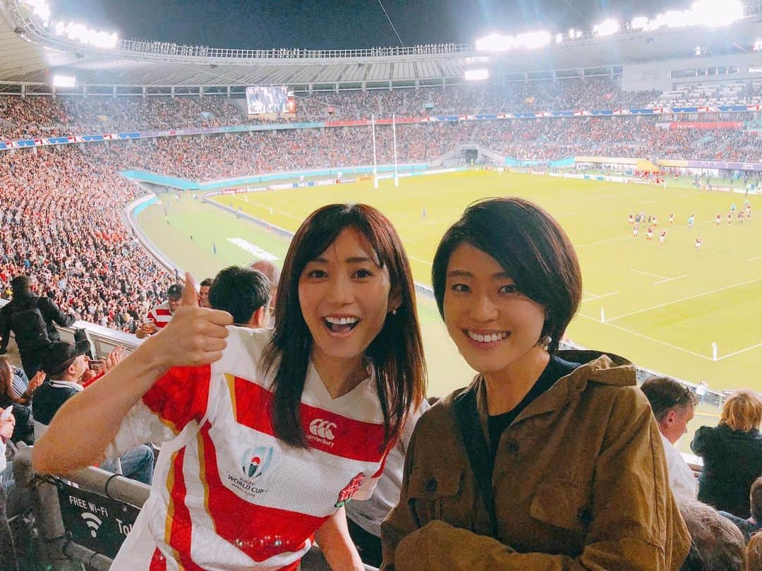 佐々木瞳さんのインスタグラム写真 - (佐々木瞳Instagram)「【念願のスタジアムで🏟】 ・ とうとうラグビーW杯、決勝戦が昨夜行われましたね🏉✨ そして、12対32で南アフリカの勝利🥇 本当に素晴らしい試合でした😭✨ 感動をありがとうございました‼️ ・ その前日の3位決定戦 ニュージーランド対ウェールズ🇳🇿🏴󠁧󠁢󠁷󠁬󠁳󠁿 実は、念願叶って、東京スタジアムで観ることが出来たんです😭✨ ・ ニュージーランドのハカ。その勇ましい姿を実際に観ることが出来て、試合前から涙腺が緩む私。その選手たちに合わせ、恐らくオールブラックスのサポーターたちも一緒にハカを行い、会場中に声と体を叩く音が響き渡っていました🙌✨ ・ 準決勝のイングランド戦で、まさかの敗者となったニュージーランド。その結果、地元紙の一面が真っ黒に塗りつぶされて、中央の白抜きで「オールブラックスのW杯は終わった。もし、もっと読みたければスポーツ面へ」というニュースを知り、衝撃！！‼️ さすがラグビー大国。ニュージーランド国民にとって本当にショッキングな結果であったことが伝わってきました。その悔しさをバネに3位決定戦に挑んだニュージーランドと、 方や、南アフリカに接戦の末、あと一歩及ばず敗れたウェールズ。 ・ 過去の成績からしてもニュージ―ランドが優勢だと思ってはいましたが、 やはり！！ニュージーランドは強い！！！😭一時、4点差まで詰め寄られましたが、パスは回るし、素早く相手の間をすり抜けてトライも決めるし、試合後半になればなるほど「さすばオールブラックスだなーやっぱり本当強いなー」と実感する試合でした🤓 個人的には、ウェールズのゴール前での何度も何度も何度も倒されても向かっていく実直なタックルも好きです💕 ・ この日の入場者数は、48,842人。 響き渡る大歓声と勇ましい選手たちのプレイが観られて、最高の時間でした😭✨😭✨😭✨ 試合が終わっても帰りたくなかった笑 ・ そして試合が終われば、ノーサイド👍✨🏉 ということで、可愛い格好をしていた彼らと写真をパチリ📸（最後の写真） ・ 本当に最高の時間でした😭✨ 感動をありがとう🏉✨ #ラグビーワールドカップ2019 #rwc2019 #rwc #ラグビー好きな人と繋がりたい #ラグビー好きと繋がりたい ＃オールブラックス #ラグビーw杯 #ラグビー観戦 #ラグビー女子 #ラグ女 #ラグビー🏈 #アナウンサー #佐々木瞳」11月3日 13時36分 - hitomihappygirl1026