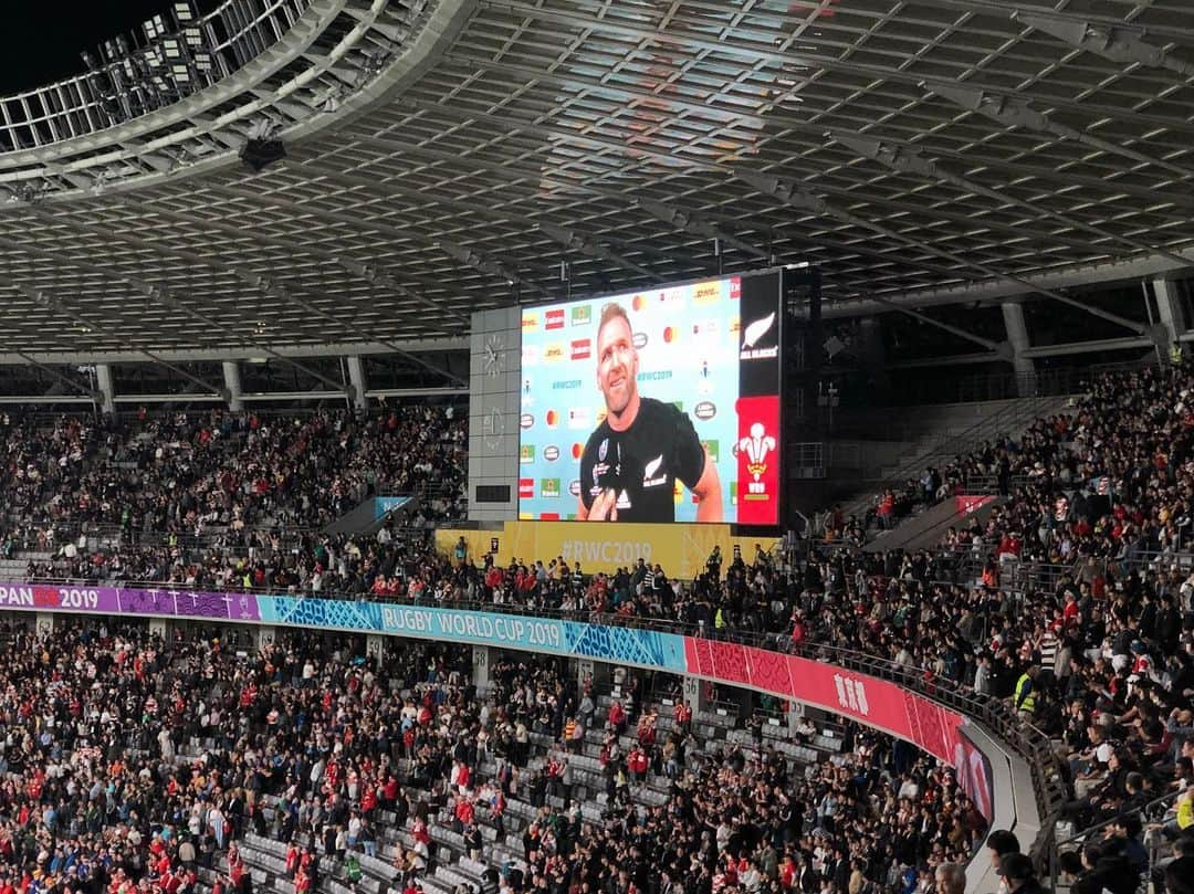 佐々木瞳さんのインスタグラム写真 - (佐々木瞳Instagram)「【念願のスタジアムで🏟】 ・ とうとうラグビーW杯、決勝戦が昨夜行われましたね🏉✨ そして、12対32で南アフリカの勝利🥇 本当に素晴らしい試合でした😭✨ 感動をありがとうございました‼️ ・ その前日の3位決定戦 ニュージーランド対ウェールズ🇳🇿🏴󠁧󠁢󠁷󠁬󠁳󠁿 実は、念願叶って、東京スタジアムで観ることが出来たんです😭✨ ・ ニュージーランドのハカ。その勇ましい姿を実際に観ることが出来て、試合前から涙腺が緩む私。その選手たちに合わせ、恐らくオールブラックスのサポーターたちも一緒にハカを行い、会場中に声と体を叩く音が響き渡っていました🙌✨ ・ 準決勝のイングランド戦で、まさかの敗者となったニュージーランド。その結果、地元紙の一面が真っ黒に塗りつぶされて、中央の白抜きで「オールブラックスのW杯は終わった。もし、もっと読みたければスポーツ面へ」というニュースを知り、衝撃！！‼️ さすがラグビー大国。ニュージーランド国民にとって本当にショッキングな結果であったことが伝わってきました。その悔しさをバネに3位決定戦に挑んだニュージーランドと、 方や、南アフリカに接戦の末、あと一歩及ばず敗れたウェールズ。 ・ 過去の成績からしてもニュージ―ランドが優勢だと思ってはいましたが、 やはり！！ニュージーランドは強い！！！😭一時、4点差まで詰め寄られましたが、パスは回るし、素早く相手の間をすり抜けてトライも決めるし、試合後半になればなるほど「さすばオールブラックスだなーやっぱり本当強いなー」と実感する試合でした🤓 個人的には、ウェールズのゴール前での何度も何度も何度も倒されても向かっていく実直なタックルも好きです💕 ・ この日の入場者数は、48,842人。 響き渡る大歓声と勇ましい選手たちのプレイが観られて、最高の時間でした😭✨😭✨😭✨ 試合が終わっても帰りたくなかった笑 ・ そして試合が終われば、ノーサイド👍✨🏉 ということで、可愛い格好をしていた彼らと写真をパチリ📸（最後の写真） ・ 本当に最高の時間でした😭✨ 感動をありがとう🏉✨ #ラグビーワールドカップ2019 #rwc2019 #rwc #ラグビー好きな人と繋がりたい #ラグビー好きと繋がりたい ＃オールブラックス #ラグビーw杯 #ラグビー観戦 #ラグビー女子 #ラグ女 #ラグビー🏈 #アナウンサー #佐々木瞳」11月3日 13時36分 - hitomihappygirl1026