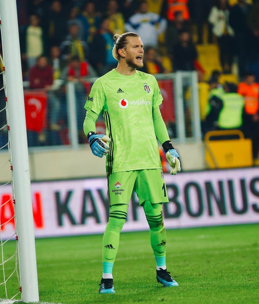 ロリス・カリウスのインスタグラム：「Job done ✅  3 points ✅  Now back to Istanbul 🛫」