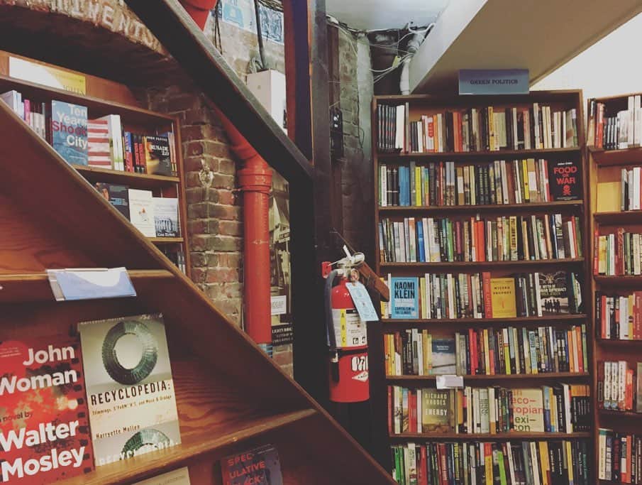 三谷晶子さんのインスタグラム写真 - (三谷晶子Instagram)「ホテルの近くに壁画のあるすごいかっこいい本屋があるなと思ったら、ビートニクの詩人、ロレンス・ファーリンゲティが始めた　まさにビートニクの拠点の#citylightsbookstore シティ・ライツ・ブックストアだった。  オリジナルグッズも素敵でアレン・ギンズバーグの「HOWL（吠える）」のTシャツとショップの外観の柄のトートバッグを購入。 スタッフの方に「きみもアレン・ギンズバーグ好きなの？」的なことを聞かれました。ファンが訪れる聖地なんだろうなあ。かくいう私も、現地に来て知って大興奮でした。文庫本持ってくればよかった！  トートは早速買い物時にエコバッグとして使ったんだが肩紐が丈夫で口にマジックテープついてて、マチが大きく使いやすい。19ドルだし何よりファンにはたまらないはず。こちらもおすすめ！  #SanFrancisco #サンフランシスコ  #LINEトラベルjp #アメリカ旅行 #キャンペーン #アメリカ #旅したくなるフォト #旅行好きな人と繋がりたい #旅好きな人と繋がりたい #VisitTheUSA  @VisitTheUSA @travel.jp」11月3日 5時15分 - akikomitani