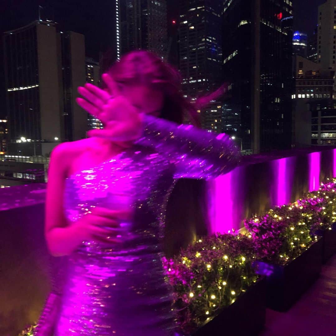 マーティン グラントのインスタグラム：「Spotted, the beautiful @oliviawirth wearing silver sequins in Sydney #paparazzi」