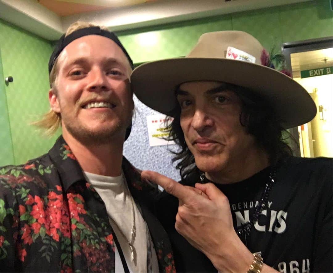 ルーファス・テイラーのインスタグラム：「No big deal, just me and @paulstanleylive 😏💪🏼 #thedarkness #kiss」