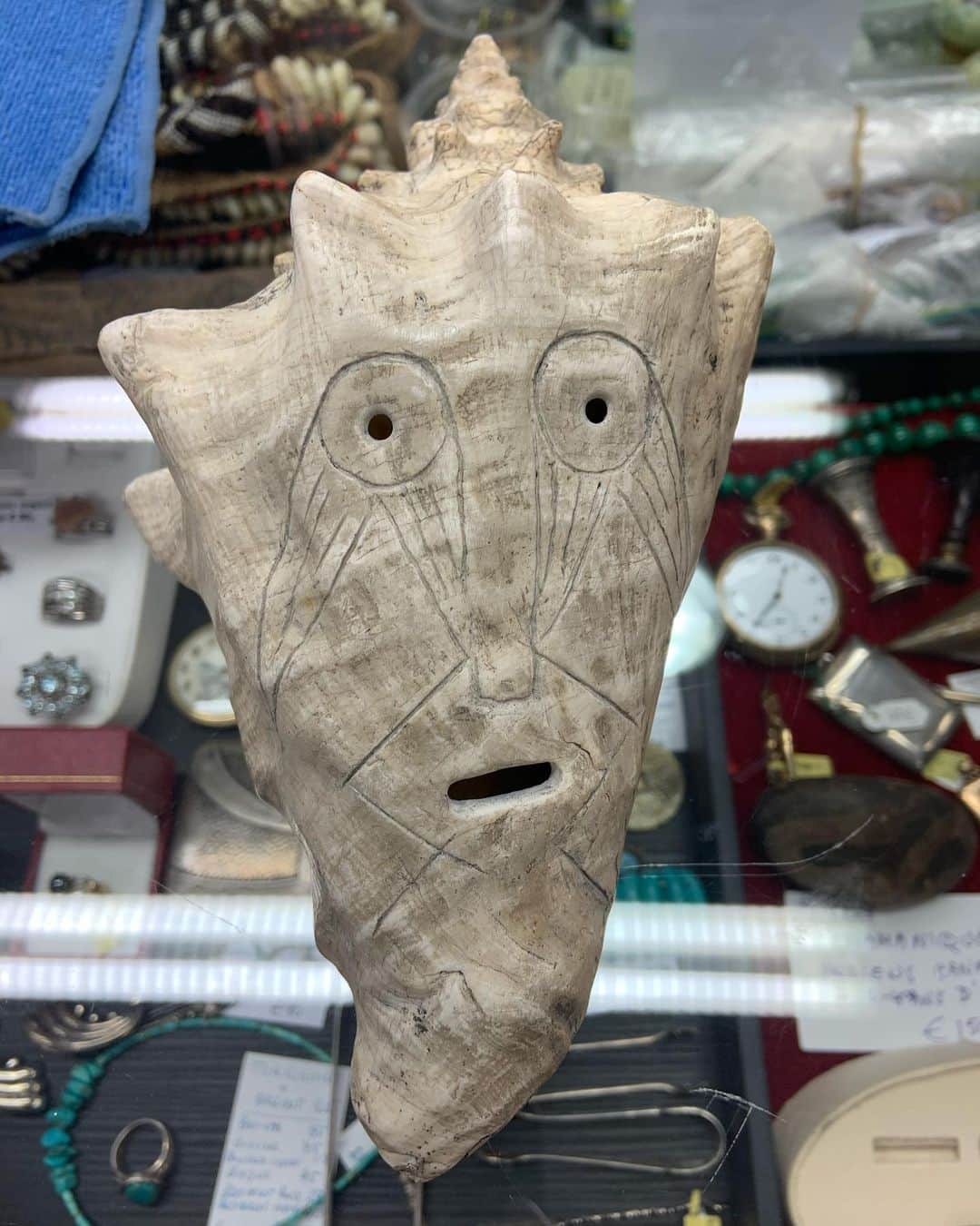ジャンポールレスパナールのインスタグラム：「One of my chouchou is now exposed at @extra__ordinaire  A shell from Native American Ojibway culture circa 1400. The guy told me that they found it inside the land in Canada. At that time, the tribe members who had never seen the sea (and therefore a shell) and lived in a village in the forest would easily thought that this object was coming from the gods.」