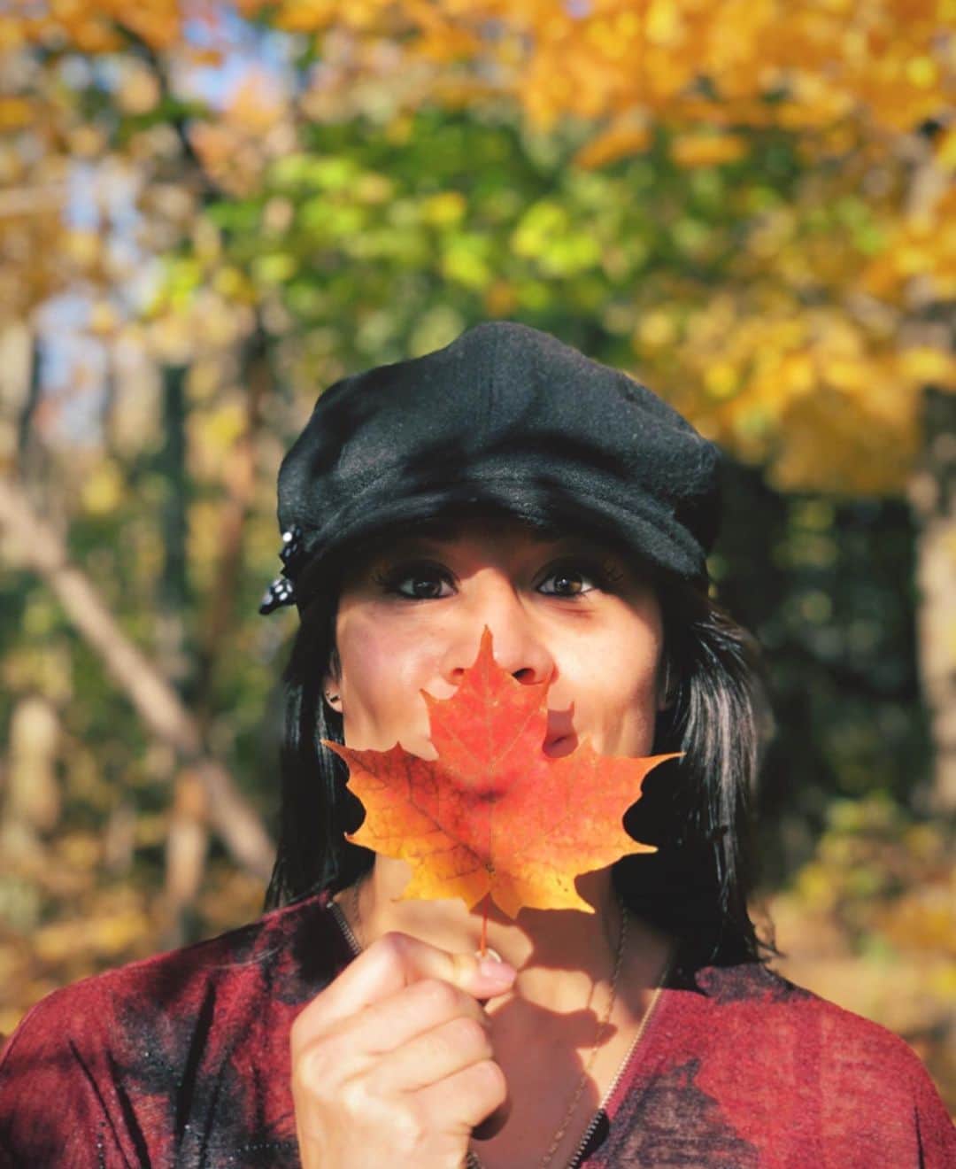 のインスタグラム：「Because the clocks go back tonight here in Canada so let’s appreciate autumn real quick before winter officially arrives 😊🍂 🍁🇨🇦 🍁🍂😊 • • #autumn #fall #beautifulcolours #nature #canada #toronto」