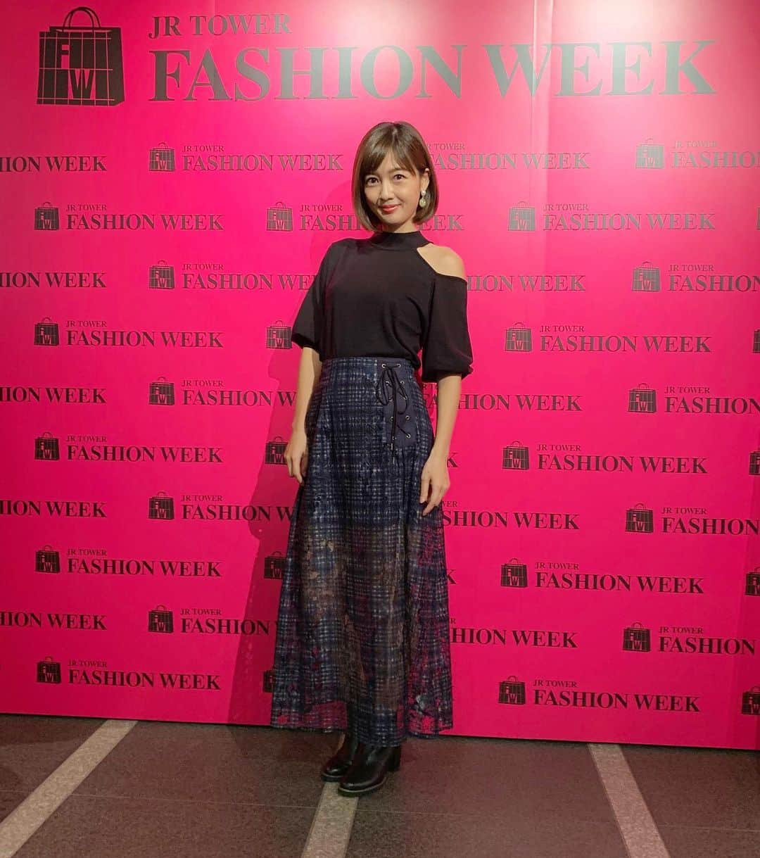 三好絵梨香さんのインスタグラム写真 - (三好絵梨香Instagram)「ありがとうございました🖤❤️ #jrtower#fashionweek#札幌駅#パセオ#テルミヌス広場#stv#ジョシスタ#公開収録」11月3日 6時48分 - erika.miyoshi