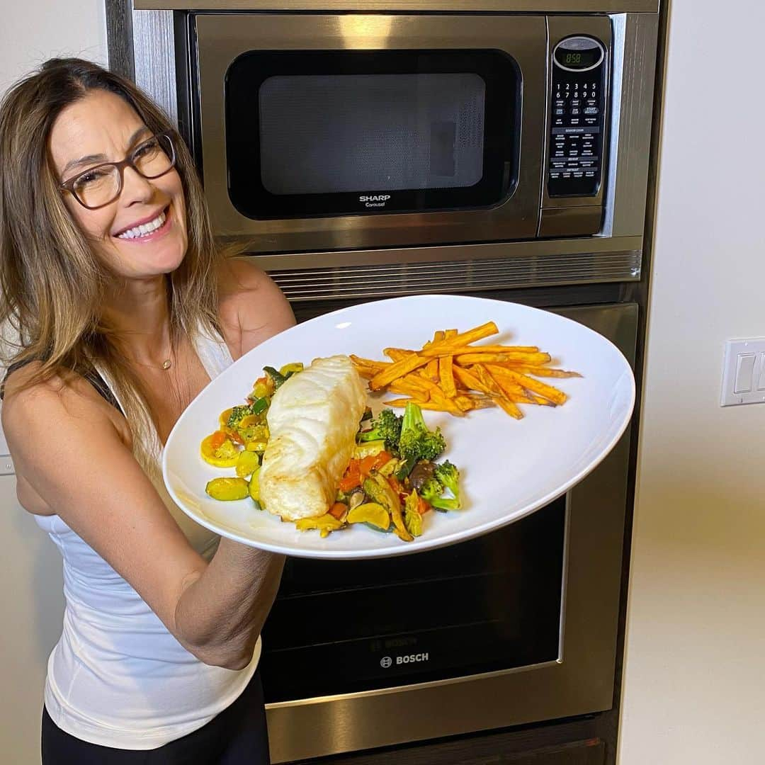 テリー・ハッチャーさんのインスタグラム写真 - (テリー・ハッチャーInstagram)「If you are thinking of adding an #airfryer to your life and kitchen check out my latest video. Healthy& easy, plus answering questions from fans. This meal is a great part of my @f45_training_artsdistrict 8 week challenge. Link in bio. #delicious #goodeats #healthylifestyle #happysaturday」11月3日 6時49分 - officialterihatcher