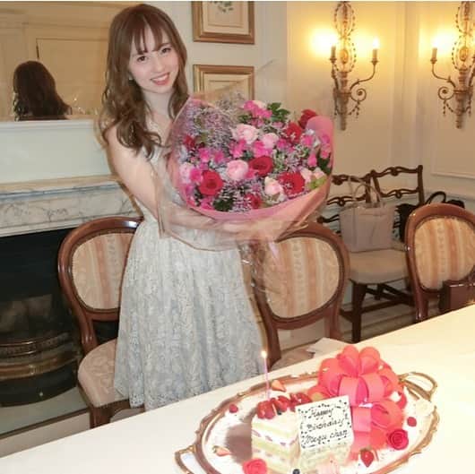 早川愛さんのインスタグラム写真 - (早川愛Instagram)「お誕生日のお祝いをしてもらいました💗💗💗💗💗﻿ ﻿ ﻿ みんな忙しいのに﻿ 私のことをいろいろ考えて﻿ 時間つくって集まってくれて﻿ 素敵なレストランで﻿ 美味しいお料理に﻿ 可愛いすぎるケーキに﻿ 大きな花束に﻿ プレゼントまで😭﻿ ほんとーにありがとう😭﻿ ﻿ ﻿ こんなに大きな花束をもらったのは初めて😭﻿ 優しくておもしろくてあったかいみんなが﻿ だいすき💕💕💕💕💕﻿ 本当に人に恵まれています😭﻿ しあわせものです🥰﻿ ﻿ ﻿ こんな素敵なお祝いをしていただいて﻿ ハッピーなスタートを切ることができました❣️﻿ まだまだ写真がいっぱいあるので﻿ アップしますね🤗﻿ ﻿ ﻿ #お誕生日会﻿ #お誕生日ケーキ  #お誕生日プレート  #感謝﻿ #mybirthday﻿ #happybirthday﻿ #happy﻿ ﻿ ﻿ ﻿ @aubergedelill__tokyo  #オーベルジュドリルトーキョー﻿ #めぐミシュラン﻿ #めぐろぐ﻿ #201911グルメ﻿ #六本木﻿ #六本木ディナー﻿ #六本木フレンチ﻿ #六本木グルメ﻿ #ひらまつレストラン﻿ #ひらまつ﻿ #お誕生日会﻿ #mybirthday﻿ #happy」11月3日 6時52分 - megumegu_1006