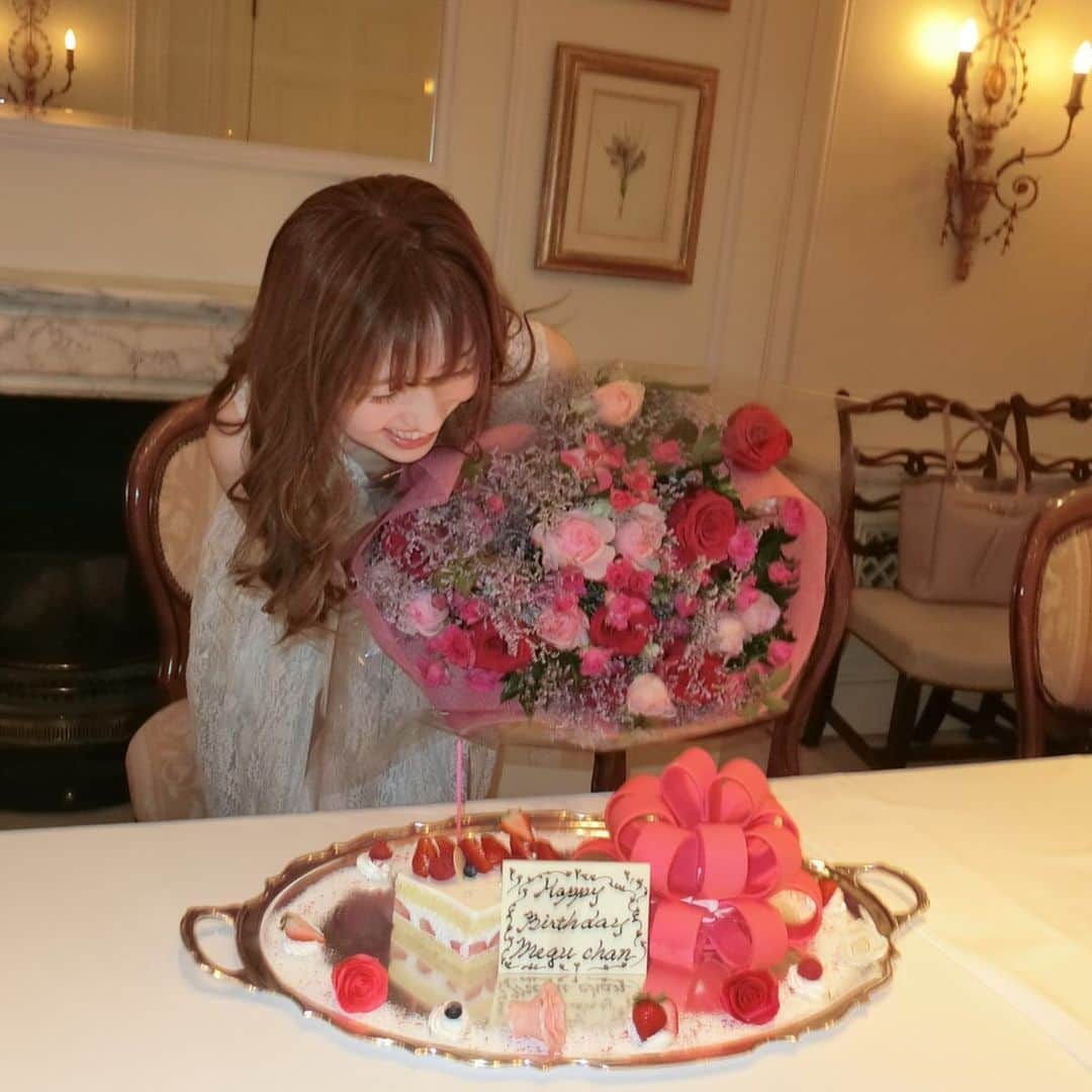 早川愛さんのインスタグラム写真 - (早川愛Instagram)「お誕生日のお祝いをしてもらいました💗💗💗💗💗﻿ ﻿ ﻿ みんな忙しいのに﻿ 私のことをいろいろ考えて﻿ 時間つくって集まってくれて﻿ 素敵なレストランで﻿ 美味しいお料理に﻿ 可愛いすぎるケーキに﻿ 大きな花束に﻿ プレゼントまで😭﻿ ほんとーにありがとう😭﻿ ﻿ ﻿ こんなに大きな花束をもらったのは初めて😭﻿ 優しくておもしろくてあったかいみんなが﻿ だいすき💕💕💕💕💕﻿ 本当に人に恵まれています😭﻿ しあわせものです🥰﻿ ﻿ ﻿ こんな素敵なお祝いをしていただいて﻿ ハッピーなスタートを切ることができました❣️﻿ まだまだ写真がいっぱいあるので﻿ アップしますね🤗﻿ ﻿ ﻿ #お誕生日会﻿ #お誕生日ケーキ  #お誕生日プレート  #感謝﻿ #mybirthday﻿ #happybirthday﻿ #happy﻿ ﻿ ﻿ ﻿ @aubergedelill__tokyo  #オーベルジュドリルトーキョー﻿ #めぐミシュラン﻿ #めぐろぐ﻿ #201911グルメ﻿ #六本木﻿ #六本木ディナー﻿ #六本木フレンチ﻿ #六本木グルメ﻿ #ひらまつレストラン﻿ #ひらまつ﻿ #お誕生日会﻿ #mybirthday﻿ #happy」11月3日 6時52分 - megumegu_1006