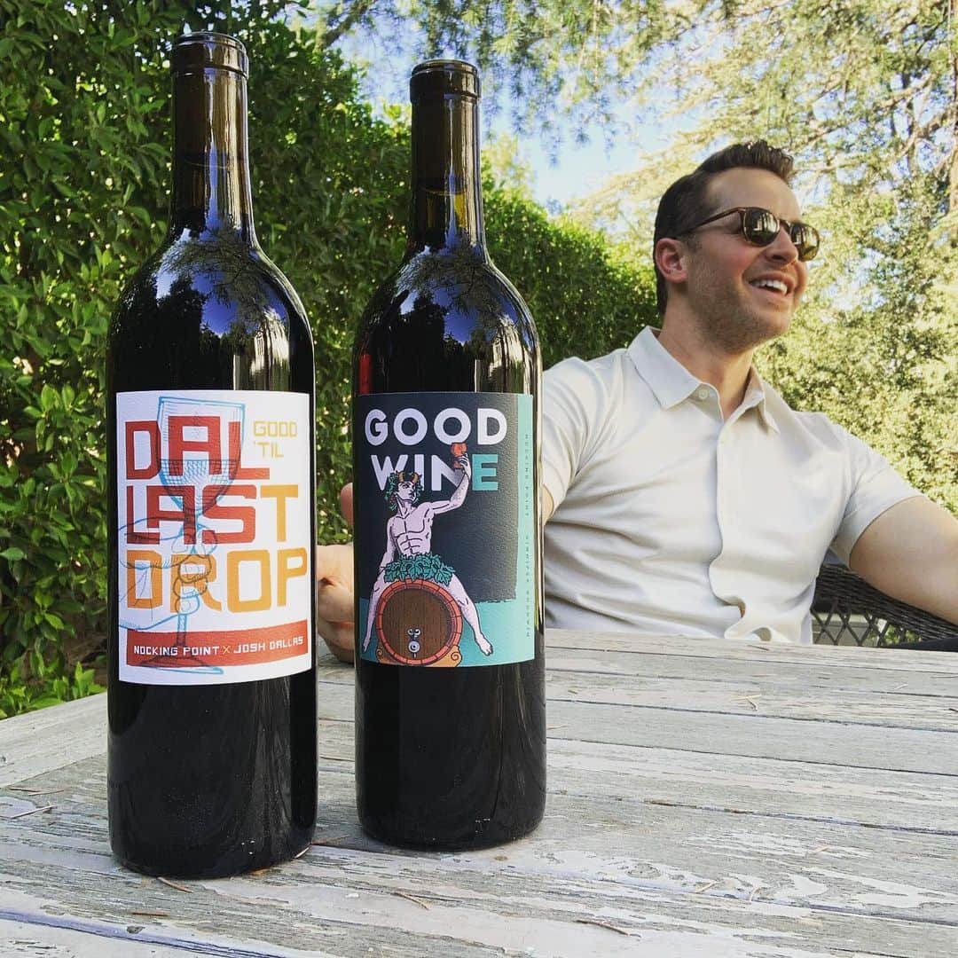 ジョシュア・ダラスのインスタグラム：「Ginny and I have made wines! We teamed with @nockingpoint and It’s available starting TODAY via their Tastemakers’ club. Check the out the link in bio. Use the promo code DALLAS for additional $10 off. Some of the proceeds benefit the Library Foundation of Los Angeles. #dallastdrop #goodwine」