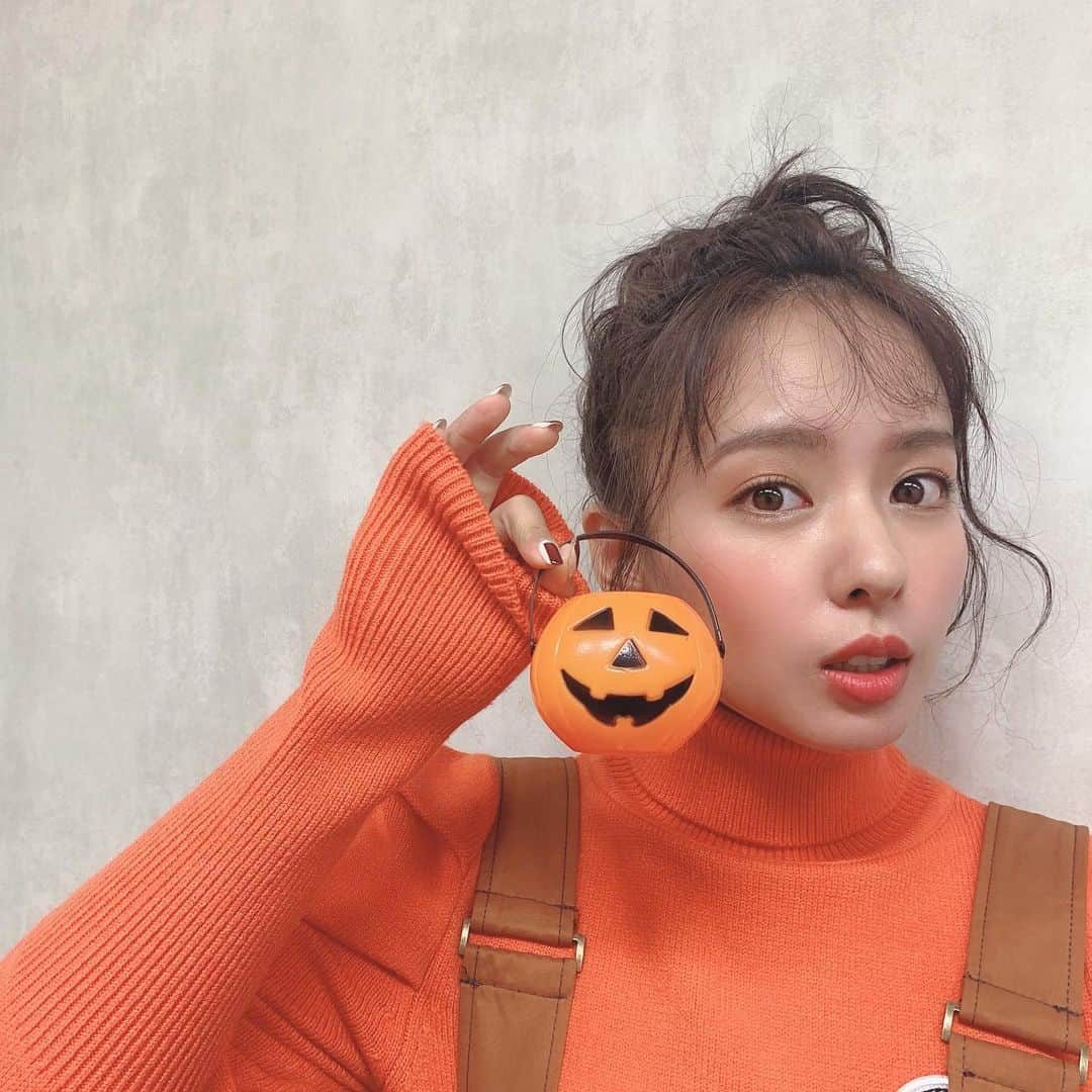 山田菜々さんのインスタグラム写真 - (山田菜々Instagram)「おはようございます☀﻿ ﻿ ハロウィンの日にきた衣装を﻿ 今更ながらあっぷします...😭❤️笑﻿ ﻿ どうみてもかぼちゃだよ🎃﻿ 肩もぷっくりかぼちゃでお団子もかぼちゃ🎃﻿ ﻿ お家に着く頃にはもう、ハロウィンも﻿ 残りわずかな時間でしたので特になにもしてません😌﻿ ﻿ でも服でもじゅうぶんに楽しめました😌🤲﻿ いかがでしょうか😋🍒」11月3日 7時25分 - tannana.yamada