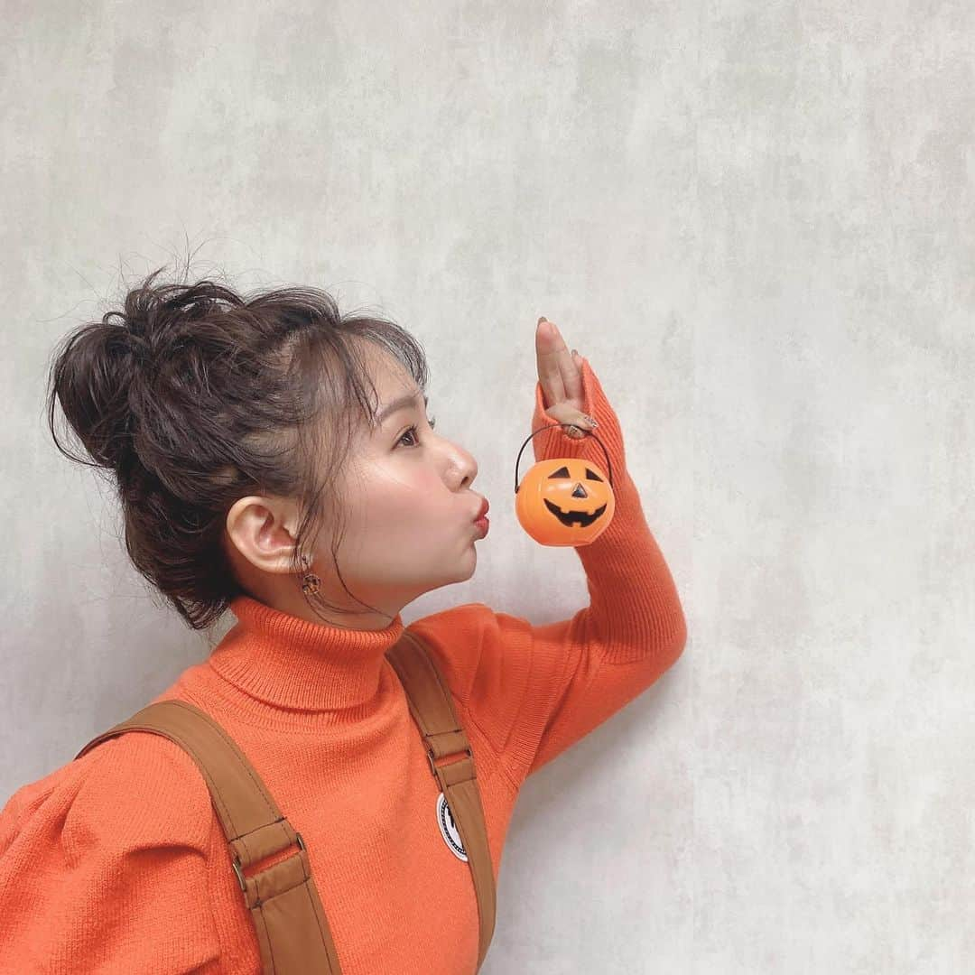 山田菜々さんのインスタグラム写真 - (山田菜々Instagram)「おはようございます☀﻿ ﻿ ハロウィンの日にきた衣装を﻿ 今更ながらあっぷします...😭❤️笑﻿ ﻿ どうみてもかぼちゃだよ🎃﻿ 肩もぷっくりかぼちゃでお団子もかぼちゃ🎃﻿ ﻿ お家に着く頃にはもう、ハロウィンも﻿ 残りわずかな時間でしたので特になにもしてません😌﻿ ﻿ でも服でもじゅうぶんに楽しめました😌🤲﻿ いかがでしょうか😋🍒」11月3日 7時25分 - tannana.yamada