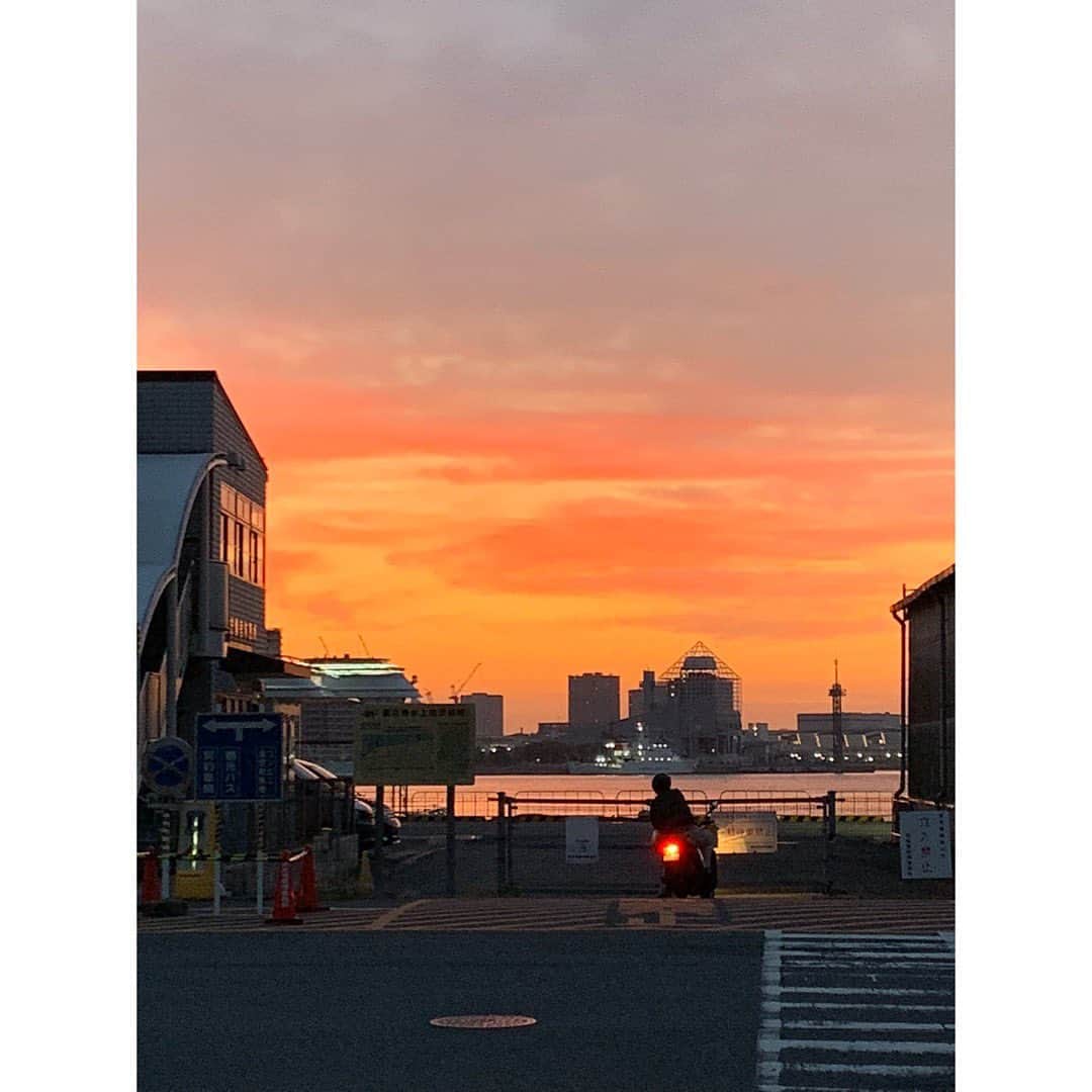 中西圭三さんのインスタグラム写真 - (中西圭三Instagram)「11/3 Goooood morning TOKYO！ 気温14℃ 秋らしい朝を迎えています。 橋の欄干にカメラを乗っけてタイムラプス😊 毎日やってるとここから日が昇るってわかるという…😅 良い休日、良い一日をお過ごしください！😉🤟🌅 #朝 #朝さんぽ #朝日 #朝日ハンター #朝焼け #イマソラ #日の出 #goodmorning  #morning #mysky #JAPAN #PH+OTO #おはよう」11月3日 7時33分 - keizo1111