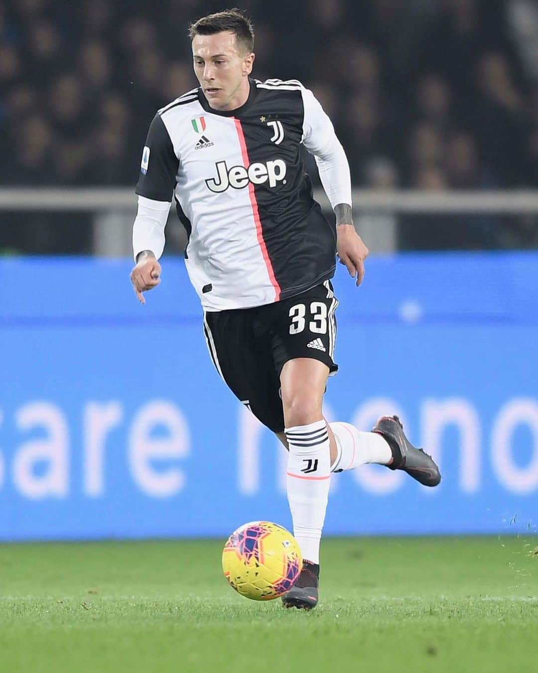 フェデリコ・ベルナルデスキのインスタグラム：「Ancora una volta, Torino è bianconera ⚪️⚫️ #ToroJuve #Finoallafine #ForzaJuve」