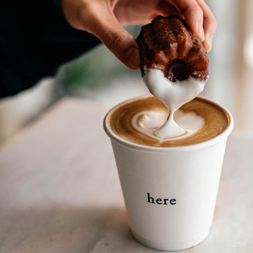 山口淳一さんのインスタグラム写真 - (山口淳一Instagram)「Good morning Coffee and Canelé. こんな食べ方もアリです。 — #japan #kyoto #here #coffee #herekyoto #canele #latte #latteart #art #cafe #slayer #espresso #roasting #roaster #probat  #日本 #京都 #コーヒー #カヌレ #ココカヌレ #ラテ #ラテアート #アート #スレイヤー #エスプレッソ #ロースター #焙煎」11月3日 8時00分 - junichi_yamaguchi