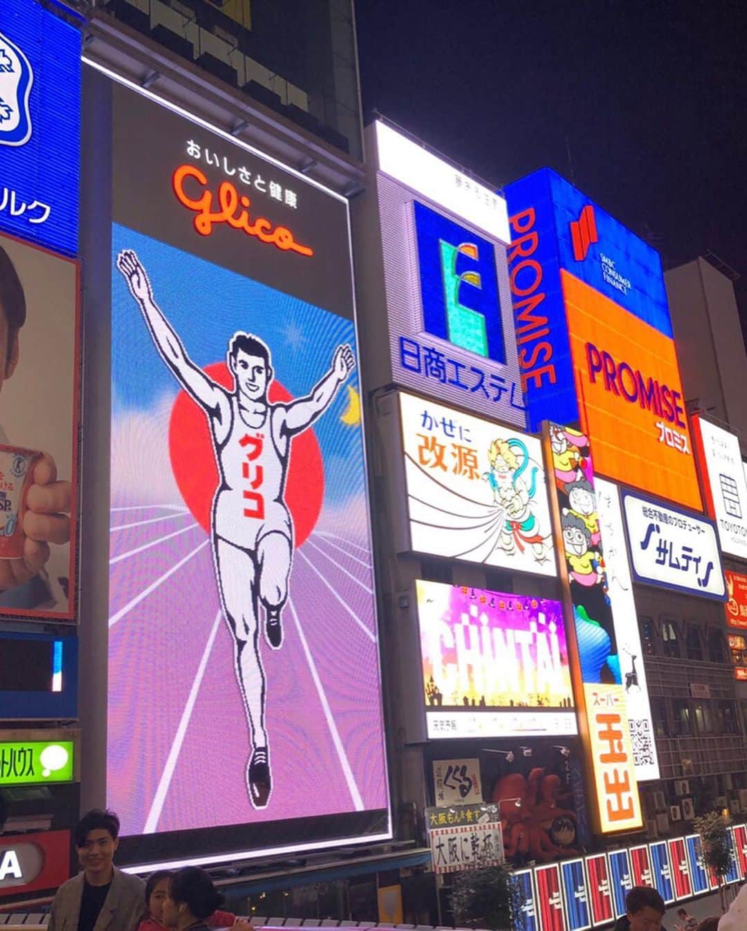 西村季里子さんのインスタグラム写真 - (西村季里子Instagram)「・ 先週はイベントの仕事で大阪へ🐙 しばらく地方でのお仕事もなさそうなので、 仕事終わりに大阪観光してきた🌙 3年ぶり？くらいにユニバへ🥰 前行ったときよりさらに バージョンアップしてて、 楽しかったな〜〜💓💓💓 ミニオンパークはひたすらかわいいし、 ハリーポッターエリアも何度も足運んで 乗り物は2回も乗った💋💋 というか絶叫が大の苦手だったのに、 フライングダイナソーも乗ったし 主要なもの全て乗れた克服した🙄 今なら富士急も行けちゃいそう🙄 ハロウィンの時期初めて行ったけど、 大満足にたのしかった🎃💖💖 道頓堀も満喫して、良き旅になりました✨ #大阪#旅行#仕事#イベント#ニコニコ町会議 #太陽の塔#万博記念公園#大阪万博 #なんば#道頓堀#梅田#ユニバ#usj #ユニバーサルスタジオジャパン  #ハリーポッター#ミニオン#ミニオンパーク #フライングダイナソー#ハリウッドドリームザライド  #絶叫#ジェットコースター#克服 #自分の身は自分で守る #followｍe」11月3日 13時49分 - kiriko_nishimura