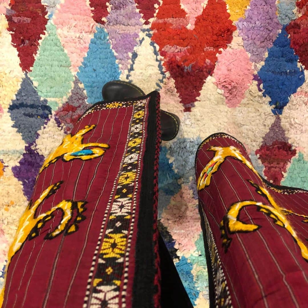 田中律子さんのインスタグラム写真 - (田中律子Instagram)「お友達のゆみちゃんと、モロッコ在住のアルティのリメイクブランド　『Style Wars』　@stylewars.tokyo  ヴィンテージの着物やモロッコの古着をゆみちゃんとアルティの感性で繋ぎ合わせていく🤩世界に一つしかない服が出来上がる❤️私が着てるコートも、どことなく、コタツでぬくぬくしながら着てたはんてんを思い出させる😆 誰ともかぶらない、オリジナルの自分だけの服がみつかるよ🤞  #ヴィンテージ  #リメイク古着  #stylewars  #vintage  #1点物  #ゆみちゃんありがとう  #藍太郎」11月3日 13時51分 - ri2kotanaka