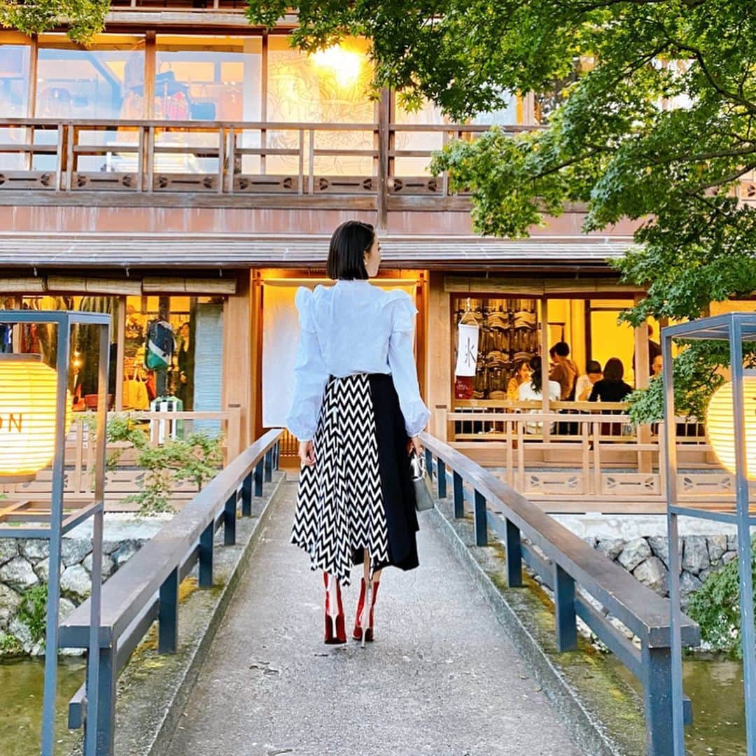 梅谷安里さんのインスタグラム写真 - (梅谷安里Instagram)「NEWブーツを履いてご機嫌さんな昨日のファッションはこんな感じ🍁 質問多かったブラウスはzaraのだよ♡ tops/ @zara  skirt/ @loewe  shoe/ @fendi  bag/ @dior ・ ・ #ootd#outfit #anri_outfit#fashion #コーディネート#コーデ #kyoto#京都#zara #ザラ」11月3日 13時53分 - anriworld