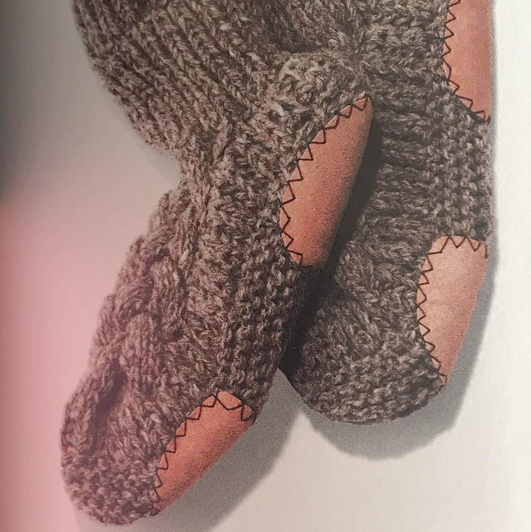 金子エミさんのインスタグラム写真 - (金子エミInstagram)「靴下みたいなネパールのルームシューズ…🧦🍂🦶手編みのぬくもりが足も心も温めてくれる♡♡♡ ・ ・ #シサム工房 #ルームシューズ」11月3日 8時24分 - emikaneko1114