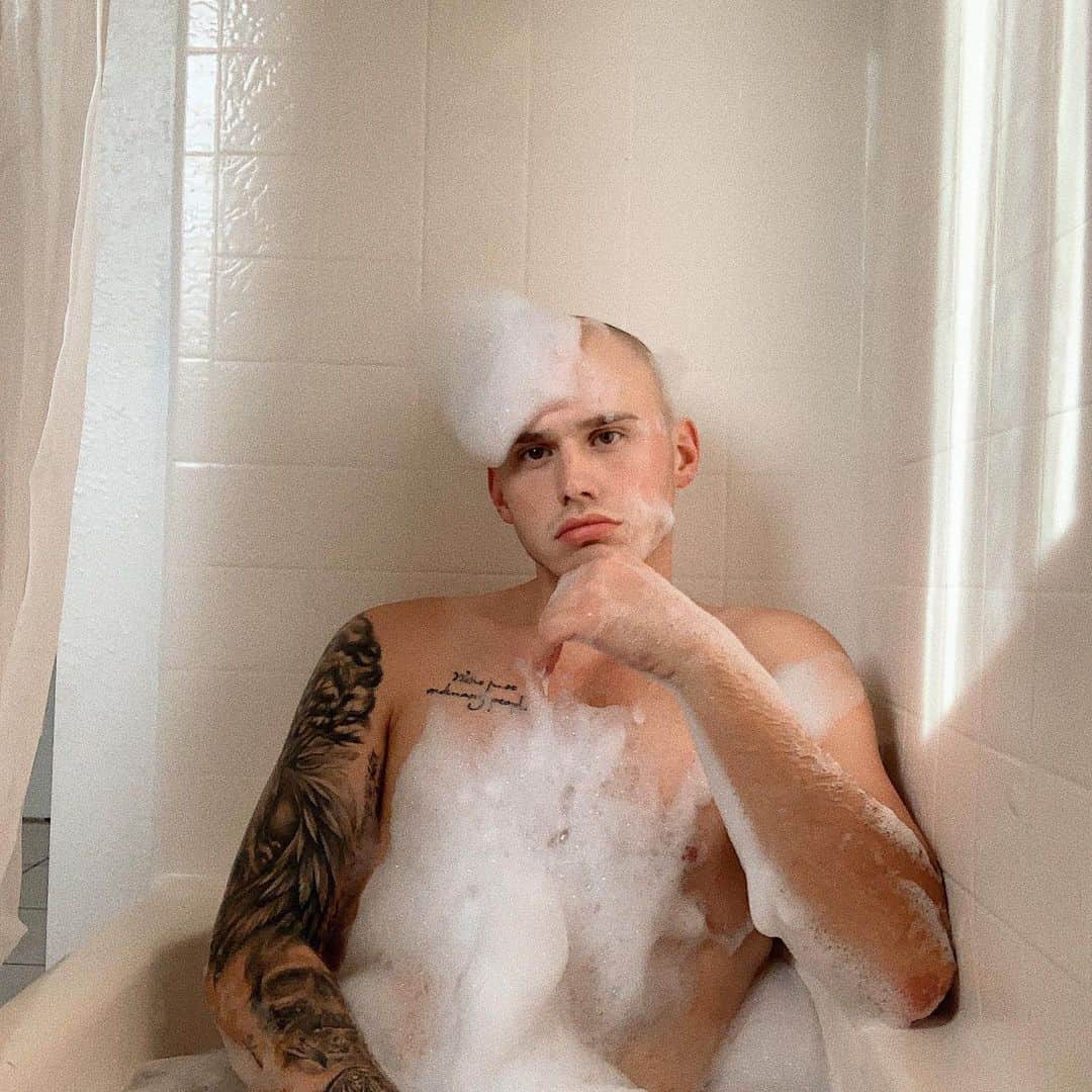 ブランドン・シェイアのインスタグラム：「Bubble bath anyone? 😋」