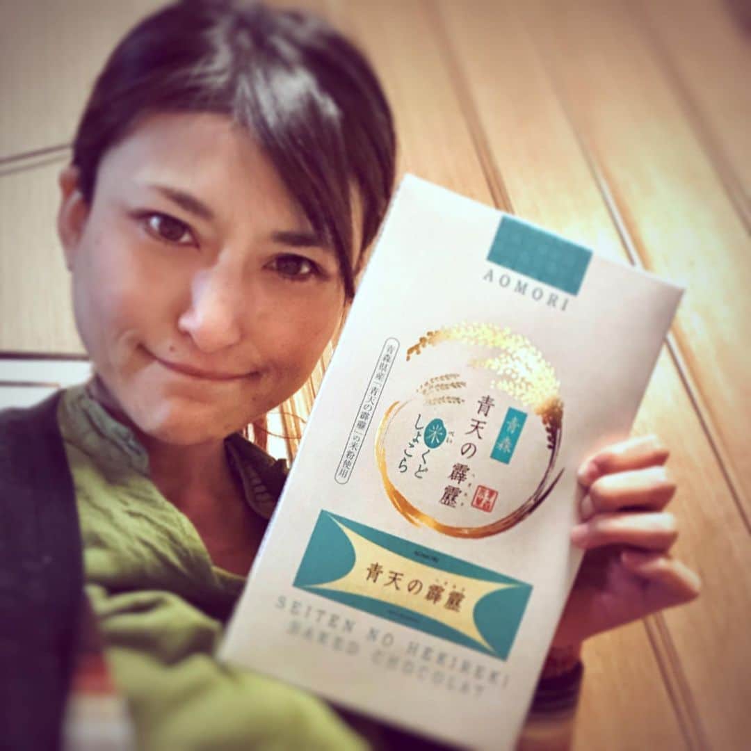 のインスタグラム：「青森のお米で作ったショコラクッキーもらた👌  #青天の霹靂米くどしょこら  #青森銘菓 #優しい甘さはお米からきてるのかなな？ #サクサクした食感にほどよい口溶け #関係ないけど写真美加工してもまだ顔が丸いワタシ笑 #ヒンナヒンナ」