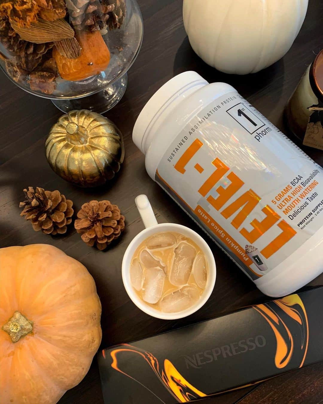 アナ・チエリさんのインスタグラム写真 - (アナ・チエリInstagram)「Listen, this iced coffee combo is a total game changer!! I’m obsessed with this @1stphorm Level-1 pumpkin spice latte protein powder 💪🏼🙌🏼🍂 Follow these steps for the yummiest coffee ever that will help you make gains! 💪🏼🙌🏼 In a shaker, add some ice and equal amounts of water to equal amounts of oat milk 🥛 shake it up good and then make a shot of espresso over ice. Add the shot to the protein shaker and give it another little shake and ENJOY!! Give this a try and tag me, I promise you’re going to love this 🙌🏼😋 #iam1stphorm」11月3日 8時41分 - anacheri