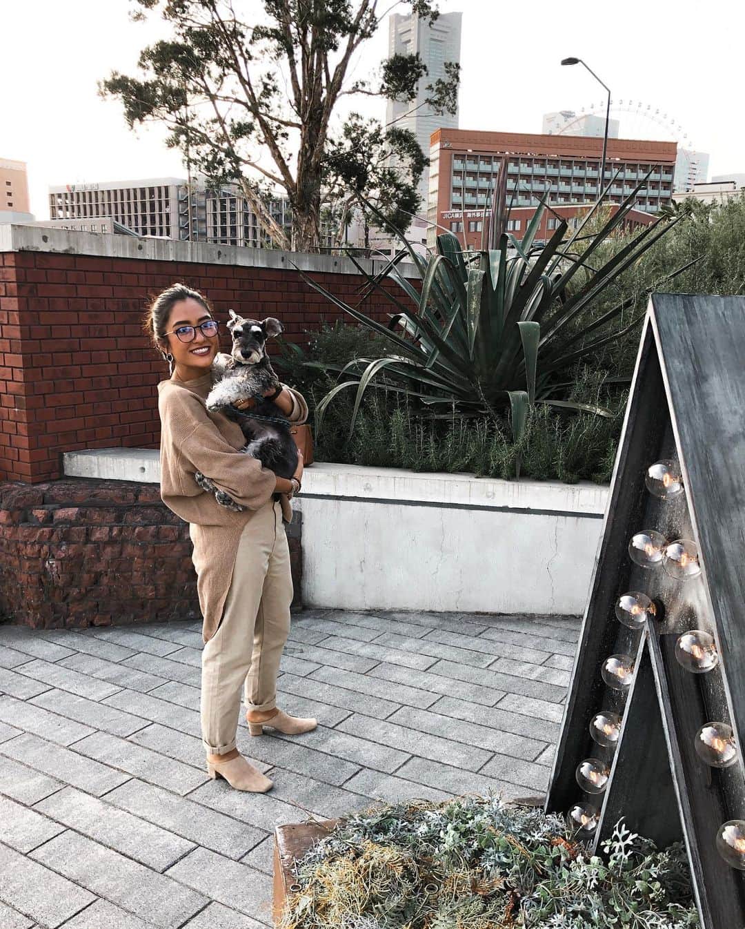 のインスタグラム：「昨日は昼過ぎまでごろごろのんびりDayをして、その後家族でみなとみらいまでお散歩🐶 ＊ 新しいみなとみらいのスポットhammer headを見に行った✌🏾 入場制限しててディズニーランドみたいでした😂😂 どんどん進化していくみなとみらいが楽しい〜 あぁ楽しかった✨ ＊ 昨日行ってついテンション上がって今日のイベントの予約しちゃったwww 今日も行ってきます🥰 #yokohama#newspot#hammerhead#dayoff#fun#time#with#dog#koa#outfit#outfits#横浜#ハンマーヘッド#休日#お散歩#犬#犬好き#ミニチュアシュナウザー#アウトフィット#ファッション#たのしかった」