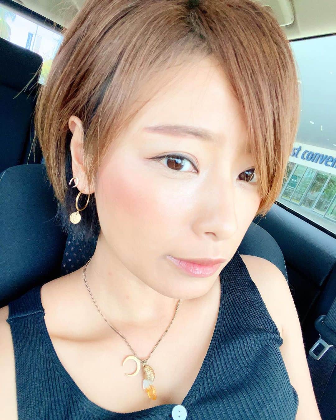 彩海のインスタグラム：「. . 最近三日月が好きなようで🌙 やたら買ってしまうw . . 今回はオーストラリア🇦🇺バイロンベイの Taiga Rose @taigarose っていうお店で ネックレスを。 いつも石を選ぶときは直感なんだけど この石(CITRINE)をセレクト！ . 商売繁盛、富、投資、貯蓄、幸運の石らしくw ヒーリング力にも優れていて 蓄積したストレスをやわらげ心身のバランスを安定させ、生きる希望を授けてくれる。 . . え、今の私にピッタリw CITRINE いい石との出会い大事にしよう♡ . . . . I like crescent moon stuff recently🌙🌙🌙 . . . #crescentmoon #crescent #stones#cityline #stoneaccessory #🌙 #バイロンベイ #オーストラリア#australia #roundtripaustralia#byronbay#taigarose #ショートカット#ショート#ボブ#ショートヘア#ショート女子」