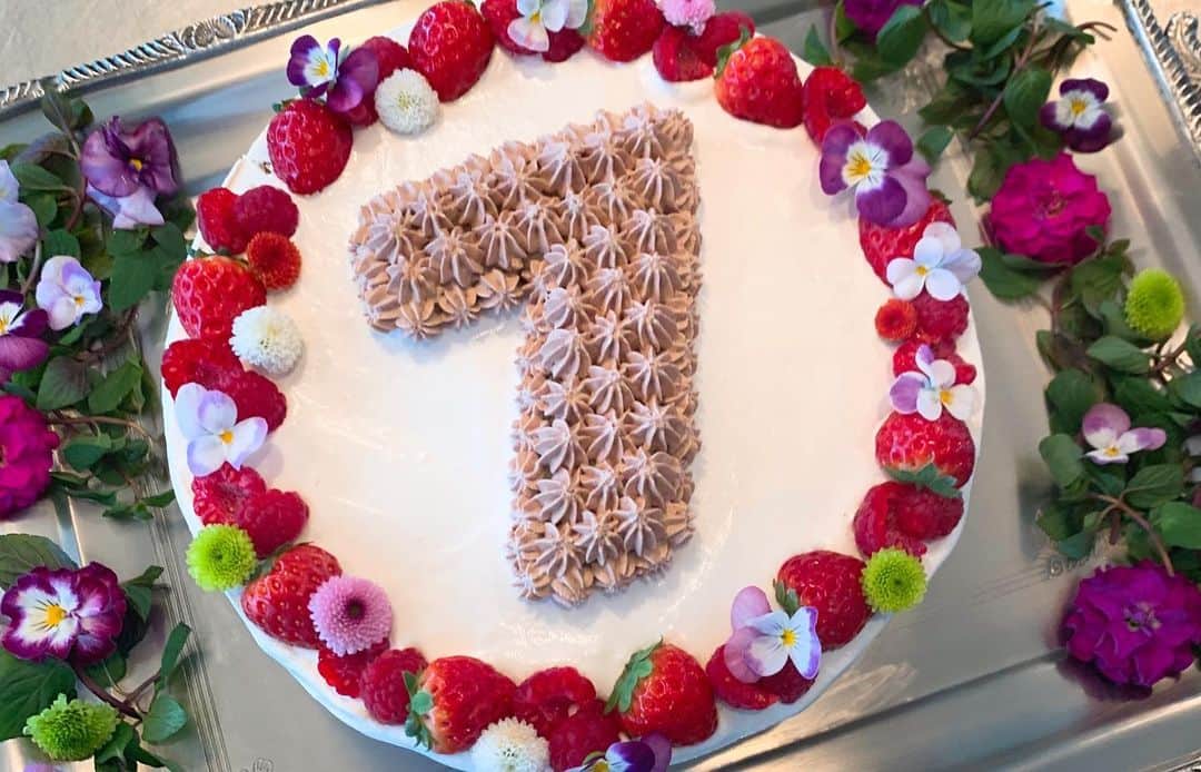 長谷川理恵さんのインスタグラム写真 - (長谷川理恵Instagram)「夜なべしてバースデーケーキを作りました🎂 息子のお誕生日会をします！ ホールのケーキは30名分はあります。中には苺がぎっしり🍓🍓🍓 アレルギーのお友達もいるので、クリームもスポンジも全てヴィーガン。アレルギーじゃないお友達も、もちろん大人も楽しんでもらえる苺のショートケーキにしました！！ そして、横浜マラソンは一週間前。本番までリラックスして過ごしたいです。来週の今頃はもうスタートしてますね！！ #ヴィーガンケーキ#バースデーケーキ#7歳男子#岡田師匠レシピ#オーガニックエディブルフラワー#レース前だろうが#子供のイベントは#容赦なくやってくるさ😆」11月3日 8時58分 - rie_hasegawa