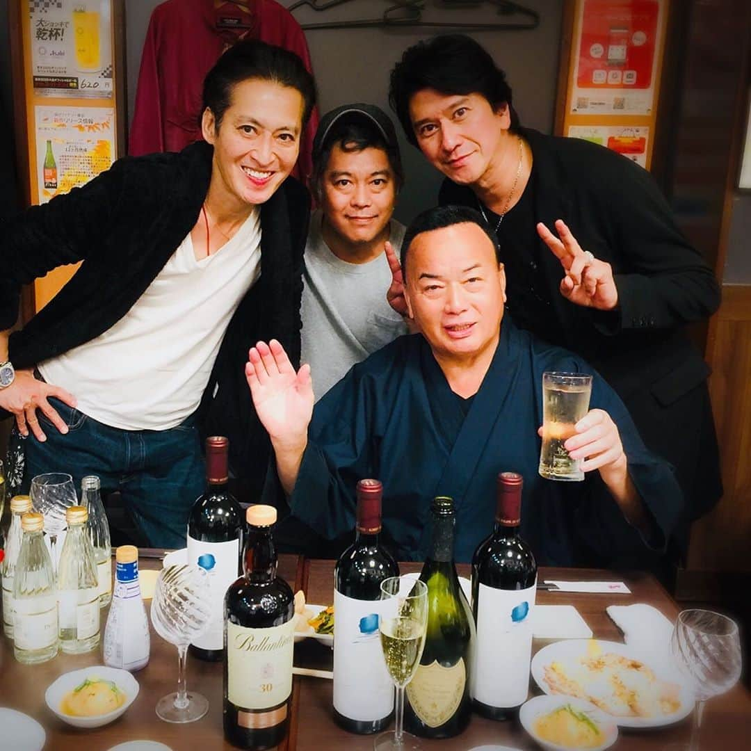 川崎麻世さんのインスタグラム写真 - (川崎麻世Instagram)「元ジャニーズの大沢樹生、前田耕陽、俺と細川たかしさん主催の居酒屋で贅沢飲み会に一部のスタッフ、キャストが参加した🏮 ドンペリ、オーパス三本、バランタイン30年三本って幾らしますねん💦❓ 原価だけでもかなりやばいっすわ😅  #細川たかし #大沢樹生 #前田耕陽 #川﨑麻世 #川崎麻世 #元ジャニーズ #男闘呼組 #光GENJI #ドンペリ #オーパスワン #バランタイン30年」11月3日 9時01分 - mayokawasaki