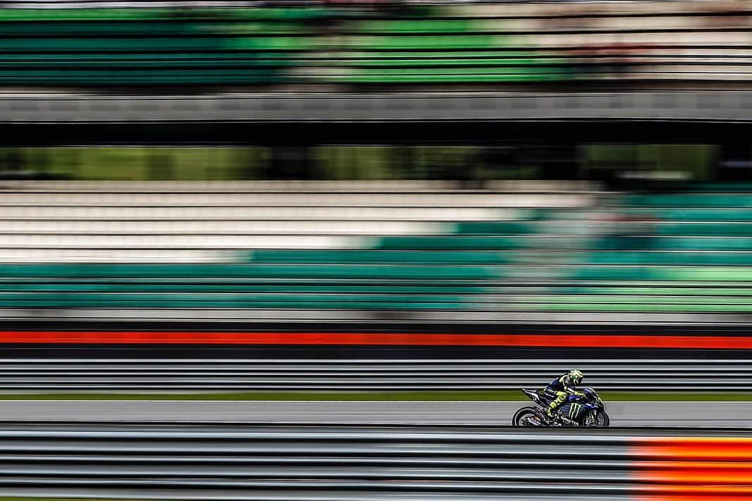 バレンティーノ・ロッシさんのインスタグラム写真 - (バレンティーノ・ロッシInstagram)「Sepang International Circuit,Malaysia Saturday,official practice 📸 Tino Martino @gigisoldano @jesusrobledo」11月3日 9時34分 - valeyellow46