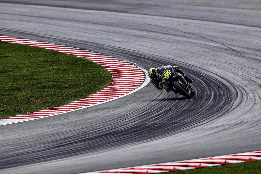 バレンティーノ・ロッシさんのインスタグラム写真 - (バレンティーノ・ロッシInstagram)「Sepang International Circuit,Malaysia Saturday,official practice 📸 Tino Martino @gigisoldano @jesusrobledo」11月3日 9時34分 - valeyellow46