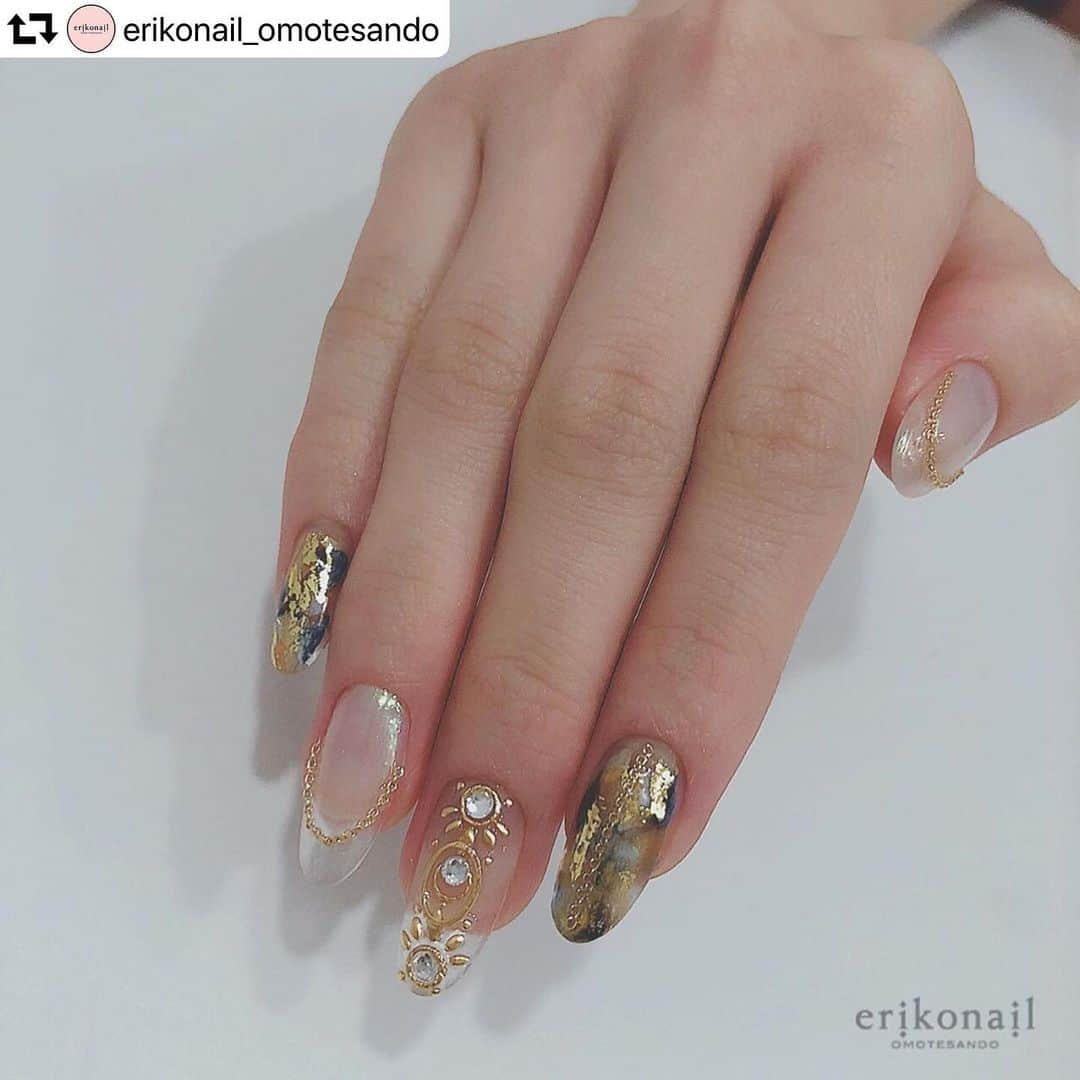 黒崎えり子さんのインスタグラム写真 - (黒崎えり子Instagram)「NAIL MAX12月号デザイン✨ #repost @erikonail_omotesando ・・・ 続♡ミーハーガールの冬はスクエアとクリアに決まり” の企画でご紹介させて頂いたデザインです . クリアとゴールドで冬ネイルにしました❄︎ . OMOTESANDO  永井 優美 ・ #nailmax #ネイルマックス #クリアネイル #ロングネイル #erikonail永井優美  #erikonail #morecouture  #モアジェル #クリアスカルプチュア#ジェルネイル #冬アート#ネイルサンプル #表参道ネイルサロン #ネイル雑誌 #黒崎えり子 #ゴールドネイ#チェーンネイル #ニュアンスネイル #スタッズネイル #nail#nails#nailart#naildesign #네일#젤네일#美甲#美甲師」11月3日 9時50分 - erikonail