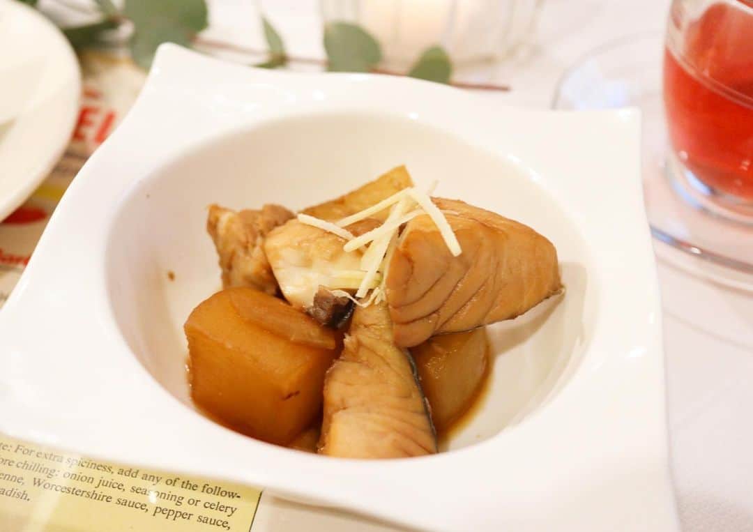 下田奈奈さんのインスタグラム写真 - (下田奈奈Instagram)「*﻿ 先日の和食レッスン🐟﻿ ﻿ ﻿ ~~~~~menu~~~~~﻿ ☑︎蓮根の挟み焼き﻿ ☑︎ブリ大根﻿ ☑︎白菜と手羽元のスープ﻿ ~~~~~~~~~~~~~~﻿ ﻿ ﻿ 蓮根の挟み焼きは元々大好きでお家で良く作るけど﻿、先生のレシピの大根おろしのあんにつけて食べるのがとっても美味しくて、形も半月オシャレで食べやすいから今度実践してみよう🥺❤️﻿ ﻿ ブリ大根は何気に作ったことなかったけど﻿ 意外と簡単だから気軽にできそう〜🐟✨﻿ ﻿ ﻿ #料理教室 #browndish #料理教室東京 #和食ごはん #お家ご飯 #おうちごはん #蓮根のはさみ焼き #ブリ大根 #白菜と手羽元のスープ  #奈奈メシ」11月3日 9時45分 - shimodanana