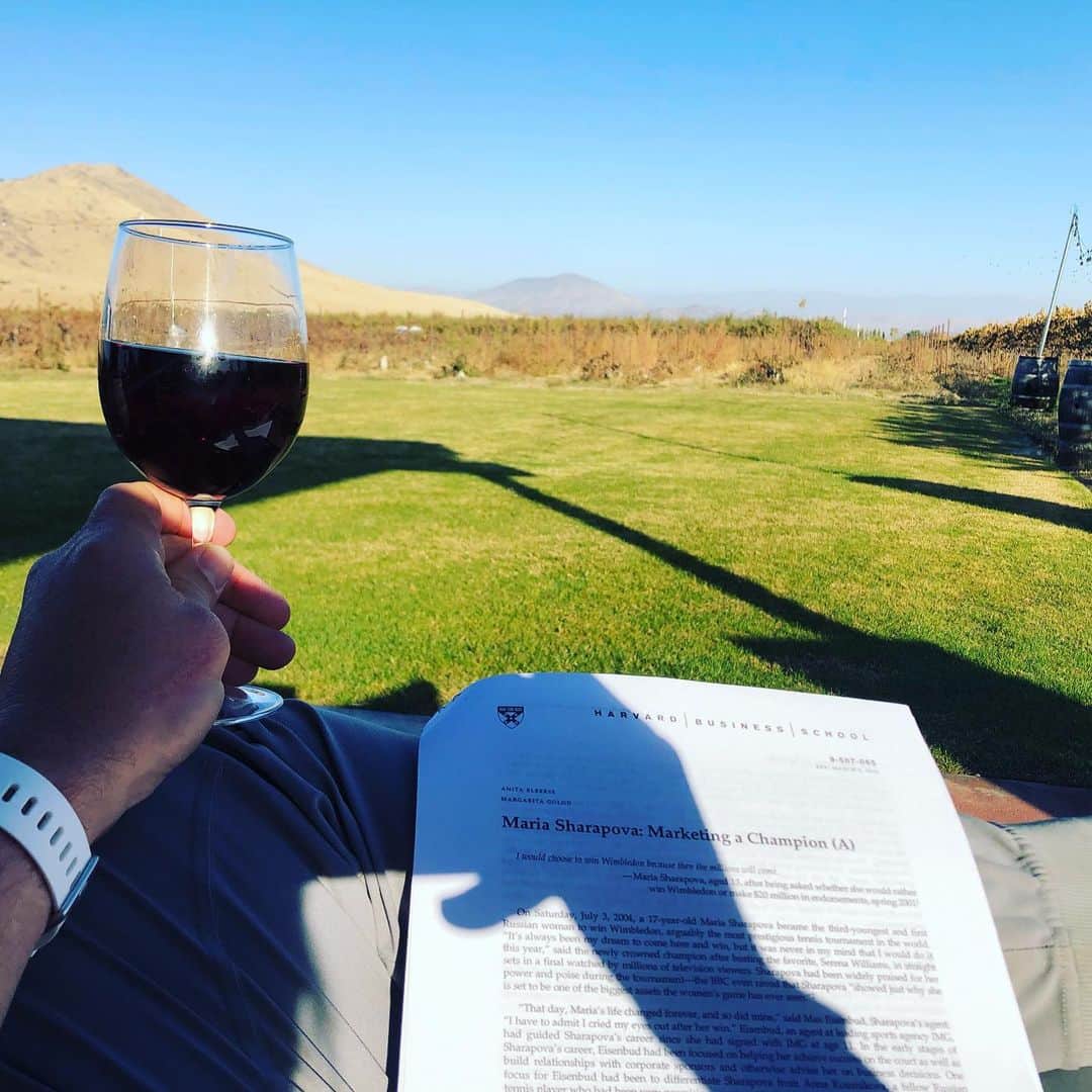 トニー・アゼベドのインスタグラム：「Studying for my midterm on a winery. #waymoreefficient」