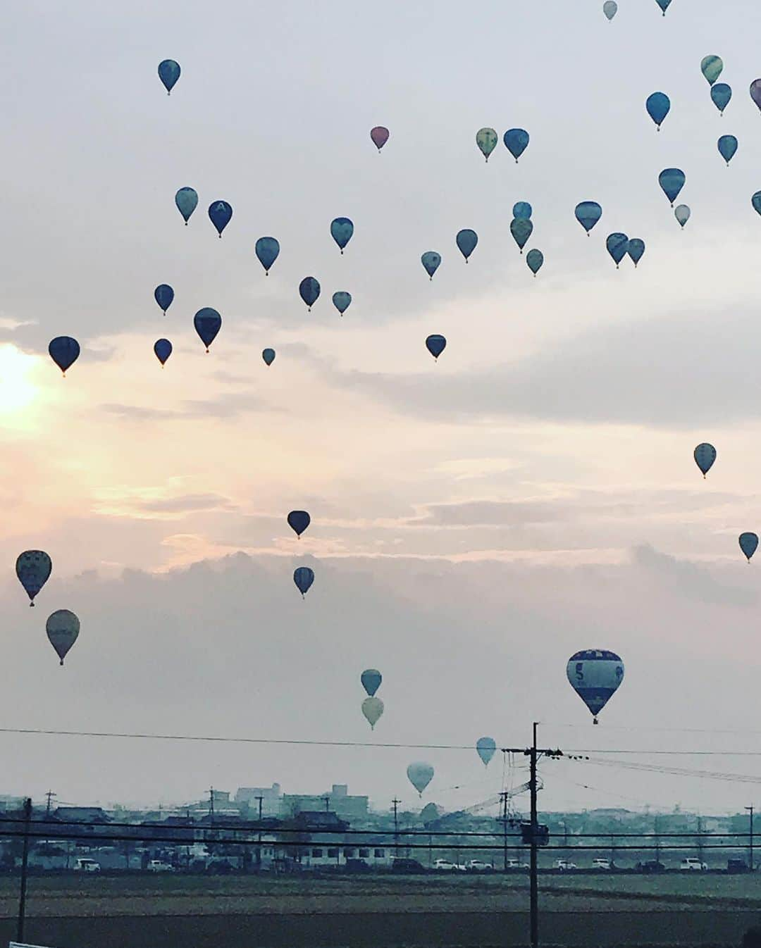 益子直美さんのインスタグラム写真 - (益子直美Instagram)「今朝は雲が少し多かったけど、とても幻想的な空でした！  バルーンの立ち上げからタイムラプスで撮影してみました！  #佐賀バルーンフェスタ2019  #熱気球  #hotballoon  #熱気球ファン」11月3日 10時24分 - naomi.masuko