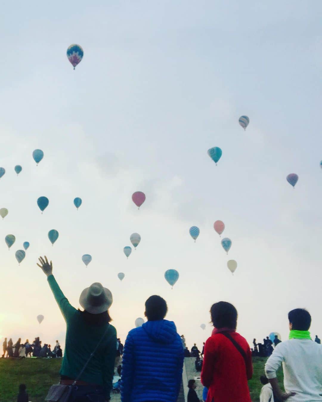 益子直美さんのインスタグラム写真 - (益子直美Instagram)「今朝は雲が少し多かったけど、とても幻想的な空でした！  バルーンの立ち上げからタイムラプスで撮影してみました！  #佐賀バルーンフェスタ2019  #熱気球  #hotballoon  #熱気球ファン」11月3日 10時24分 - naomi.masuko