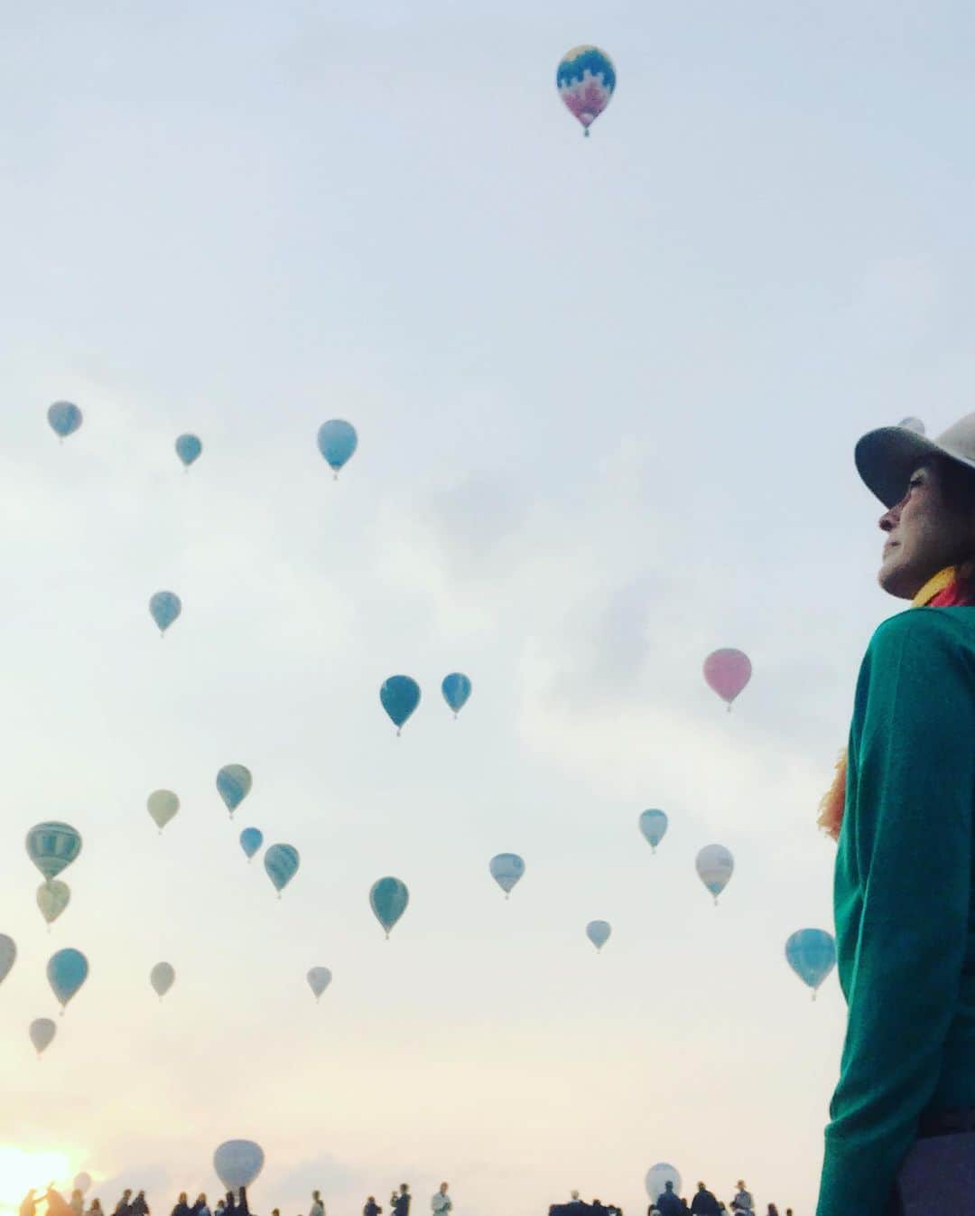 益子直美さんのインスタグラム写真 - (益子直美Instagram)「今朝は雲が少し多かったけど、とても幻想的な空でした！  バルーンの立ち上げからタイムラプスで撮影してみました！  #佐賀バルーンフェスタ2019  #熱気球  #hotballoon  #熱気球ファン」11月3日 10時24分 - naomi.masuko
