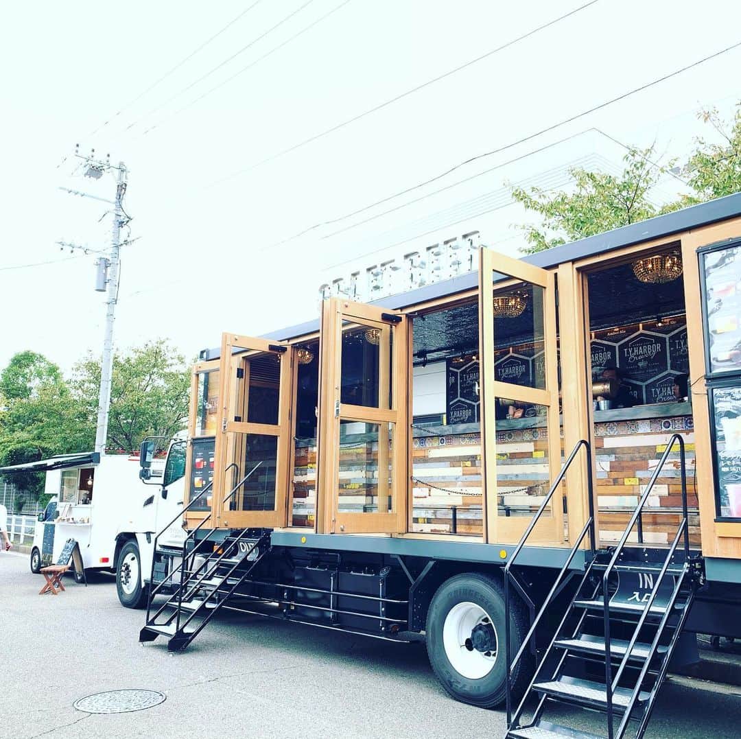 EL★CAMIONのインスタグラム：「. おはようございます！ . 今日は大田区京浜島で行われる『鉄工島フェス』に出店しています。 . 音楽とアート満載のフェスで20:00までやってますのでぜひいらして下さい。 . #elcamion #beertruck #tyharborbrewery #craftbeer #brewery #instabeer #beerstagram #beerporn #beergeek #beerlover #madeintokyo #tysonsandcompany #エルカミオン #ビアトラック #ティーワイハーバーブルワリー #クラフトビール #ブルワリー #インスタビール #ビアスタグラム #クラフトビア  #ビアラバー #天王洲アイル #メイドイントウキョウ #タイソンズアンドカンパニー」