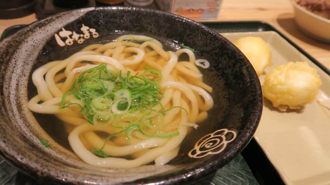 はなまるうどんのインスタグラム：「\ ✨✨✨定番メニュー かけうどん✨✨✨ /  天ぷらと組み合わせても良し.....🙄 天ぷらをお出汁に浸しても良し.....🙄 うどん単体で食べても良し......🙄 \ 🌸色んな食べ方で、美味しく召し上がりましょう🌸 /  #はなまるうどん #かけうどん #天ぷら #かけだし #うどん」