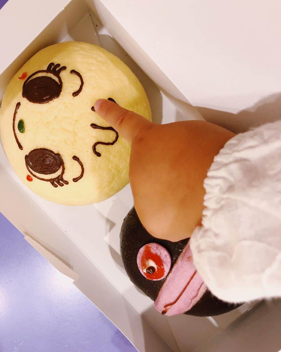 スザンヌさんのインスタグラム写真 - (スザンヌInstagram)「姪っ子　@gowasuchiyan ﻿ バースデー🎂❤️は﻿ ﻿ #アンパンマンミュージアム　へ﻿ ﻿ 久しぶりだったな﻿ 楽しかったなぁ﻿ ﻿ 姪っ子の喜びがほんと可愛くて﻿ 嬉しくて﻿ 妹の号泣に焦ってなんで？ってなって笑った﻿ （ストーリーに🙏）﻿ ﻿ 息子は姪っ子にお誕生日プレゼント🎁を買うと﻿ はりきってて﻿ お小遣いを握りしめて👛﻿ 自分でレジしてもらって﻿ 買ってあげてた。かわぁ﻿ ﻿ 改めて2歳おめでとう❤️﻿ 真央ちゃんママ2歳おめでとう❤️﻿ ﻿ 息子にしてもらってきた分が計り知れなくてまだまだ返せてないけど﻿ これからもたくさんの愛を注がせてねっ🙏❤️﻿ ﻿ ﻿ そして、さすが姉妹👯‍♀️﻿ おんなじ本をおんなじタイミングで買って﻿ バックに忍ばせてたよ😊笑笑」11月3日 10時56分 - suzanneeee1028